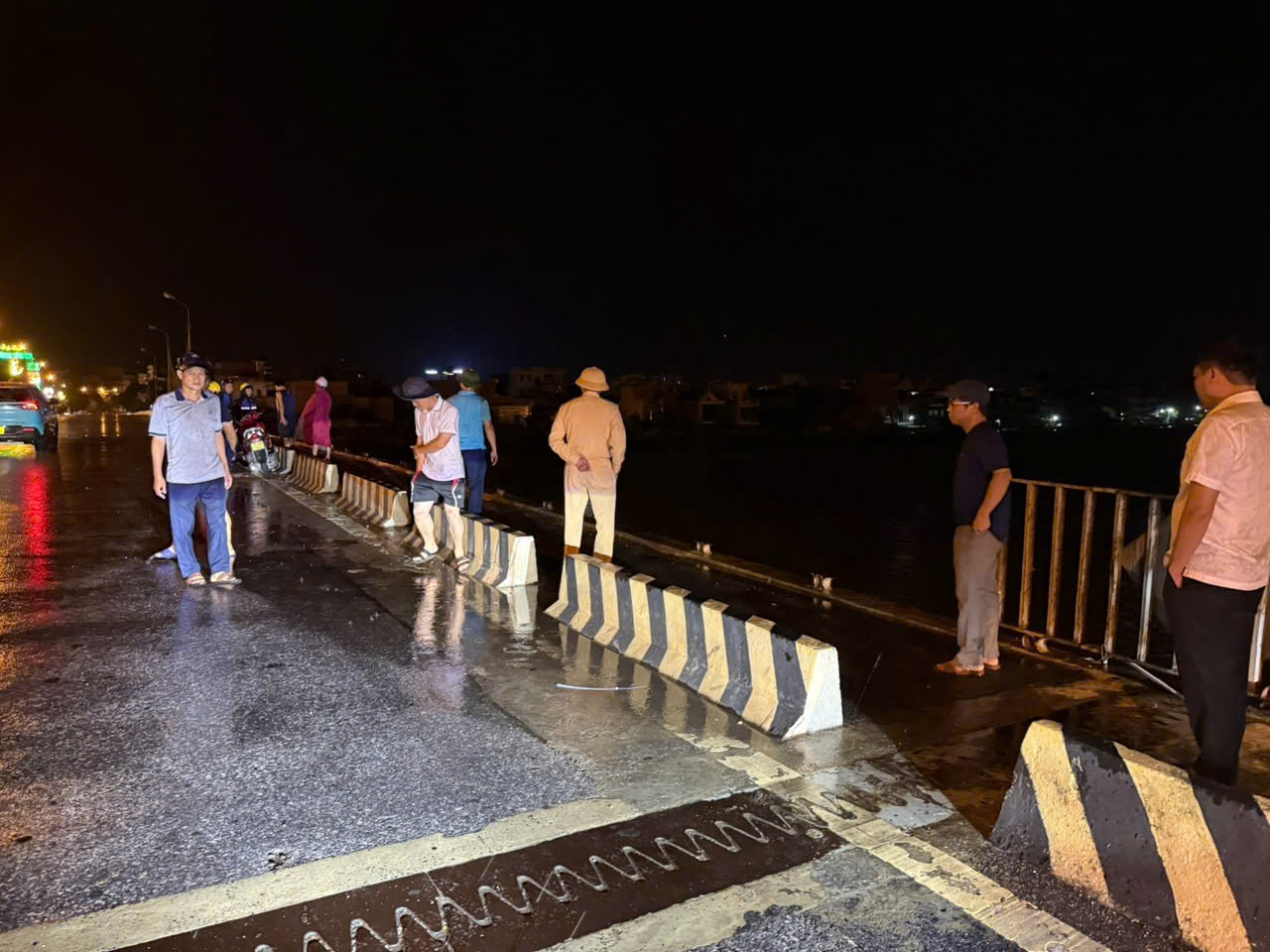 Hưng Y&ecirc;n: Lan can cầu Th&aacute;i B&igrave;nh bị cuốn phăng sau d&ocirc;ng lốc- Ảnh 1.