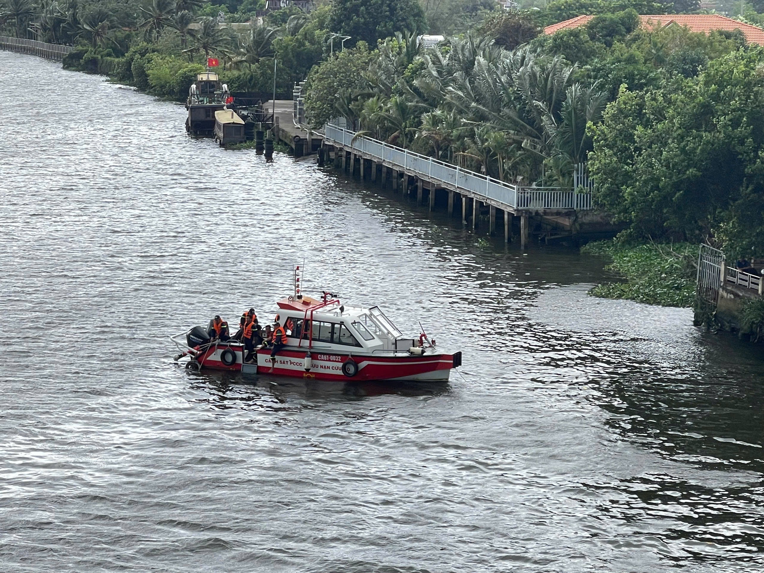 Đang t&igrave;m kiếm c&ocirc; g&aacute;i nghi nhảy s&ocirc;ng S&agrave;i G&ograve;n, ph&aacute;t hiện thi thể người đ&agrave;n &ocirc;ng- Ảnh 2.