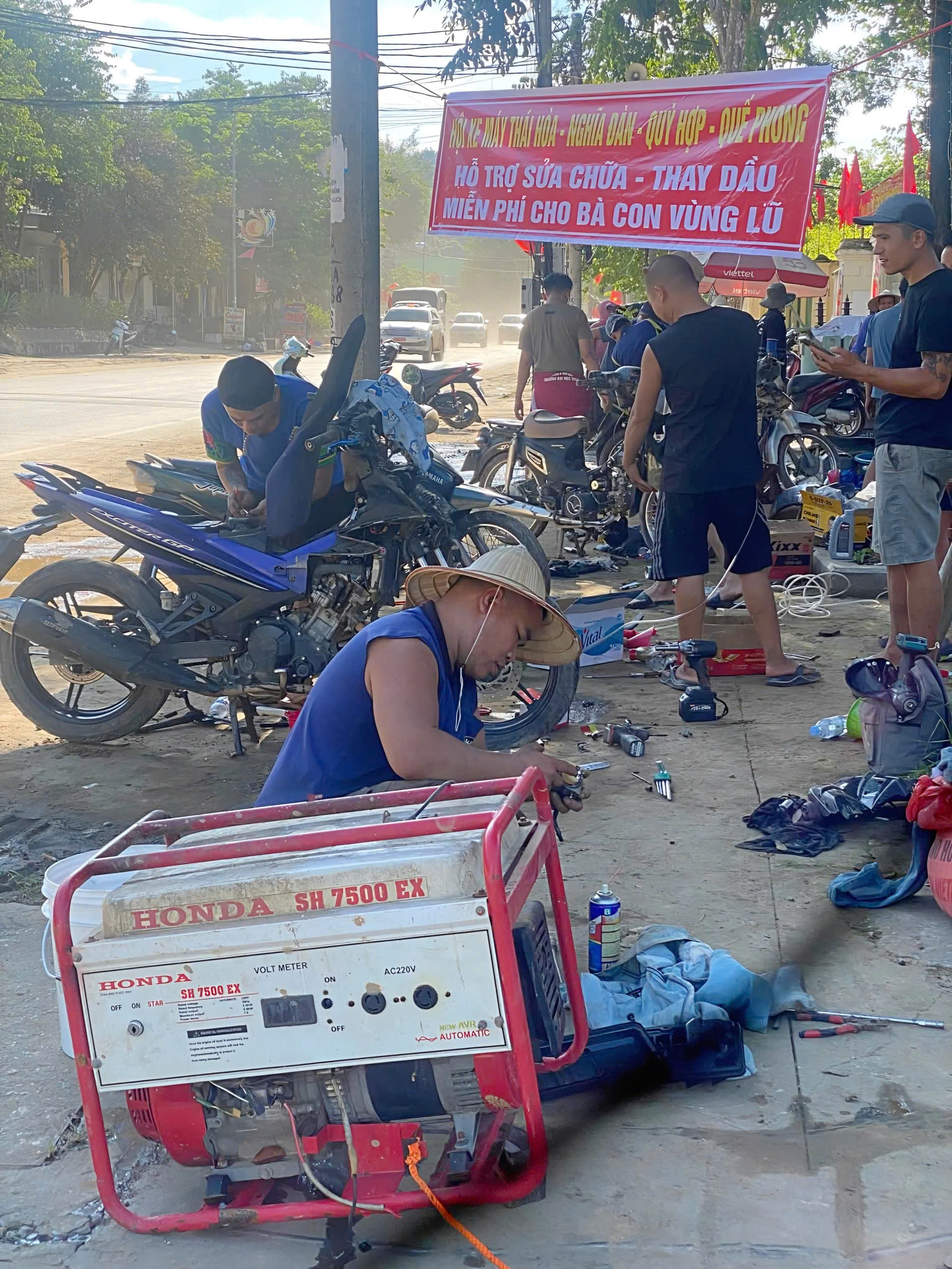 Những người thợ thầm lặng phục hồi xe m&aacute;y, đồ điện miễn ph&iacute; cho người d&acirc;n v&ugrave;ng lũ- Ảnh 12.