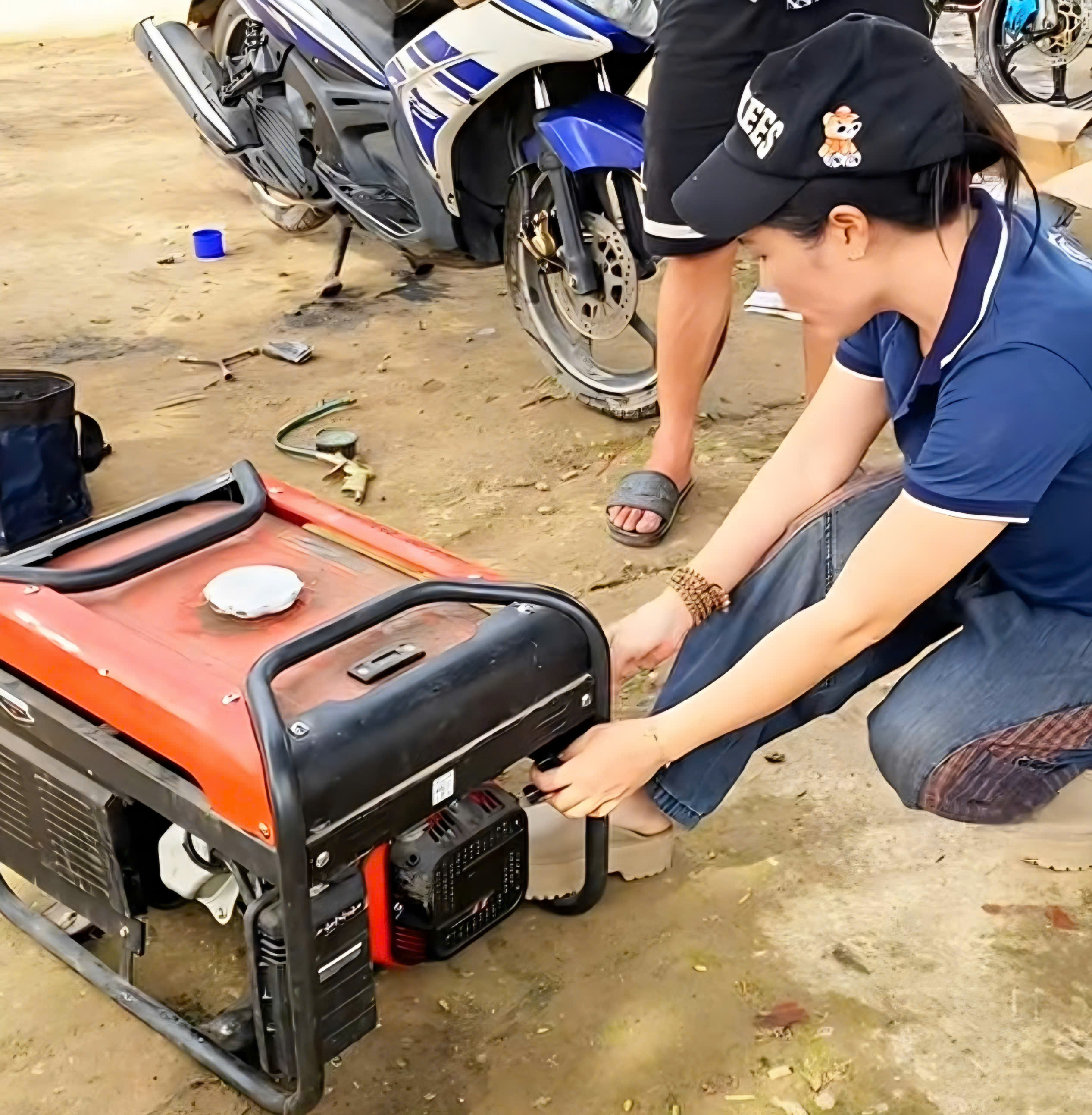 Những người thợ thầm lặng phục hồi xe m&aacute;y, đồ điện miễn ph&iacute; cho người d&acirc;n v&ugrave;ng lũ- Ảnh 11.