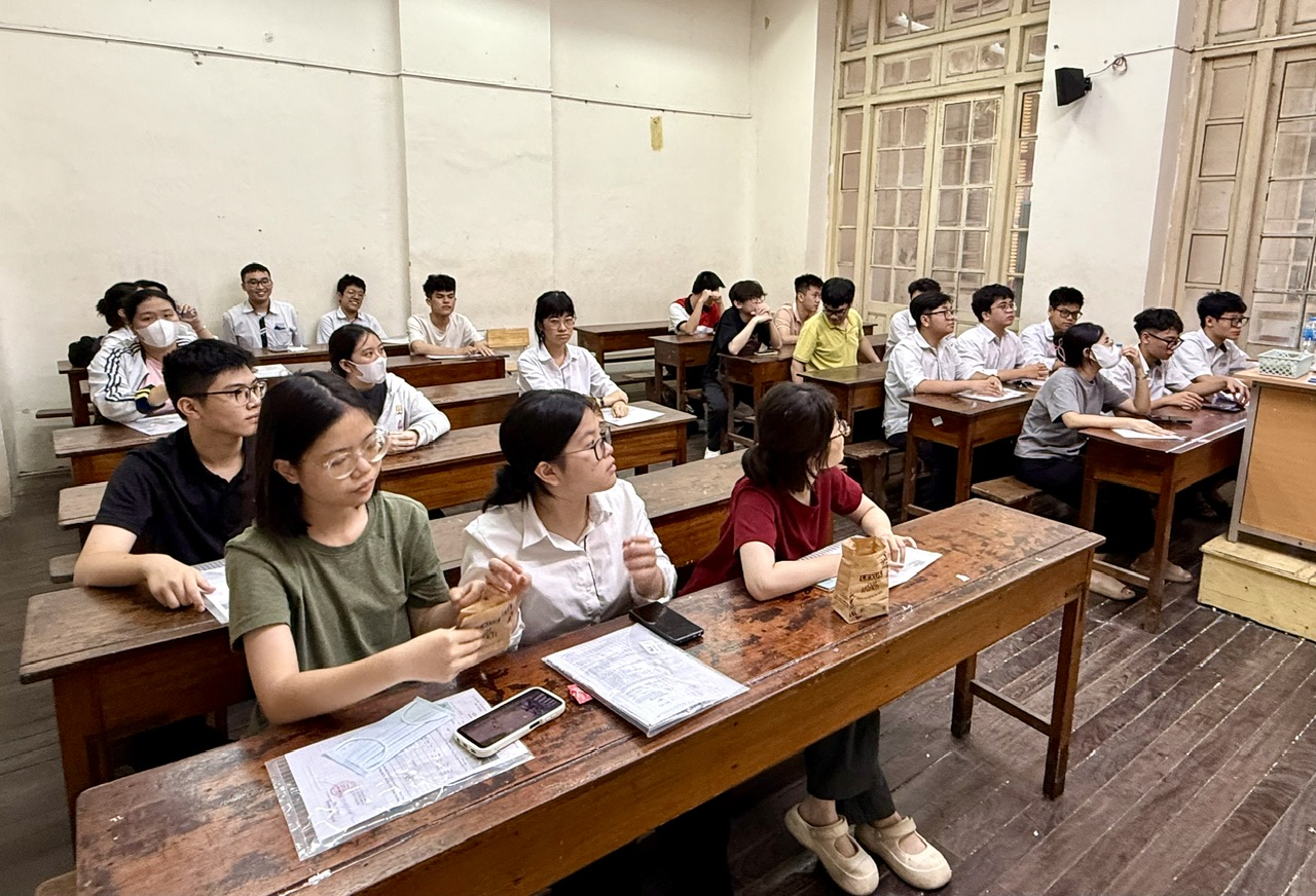 Thí sinh phát tán đề thi có thể bị xử lý hình sự- Ảnh 1. Thí sinh phát tán đề thi có thể bị xử lý hình sự- Ảnh 1.