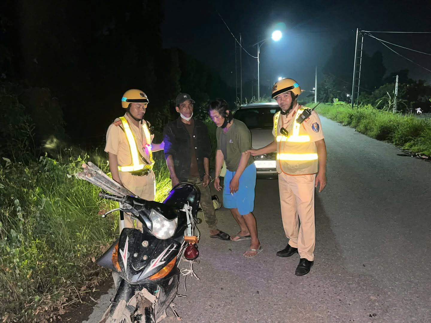 CSGT Bắc Ninh bắt 2 đối tượng dương t&iacute;nh ma t&uacute;y, trộm cắp t&agrave;i sản- Ảnh 1.