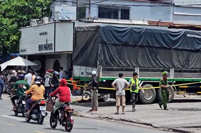 Hiện trường vụ tai nạn khiến người phụ nữ tử vong thương t&acirc;m.