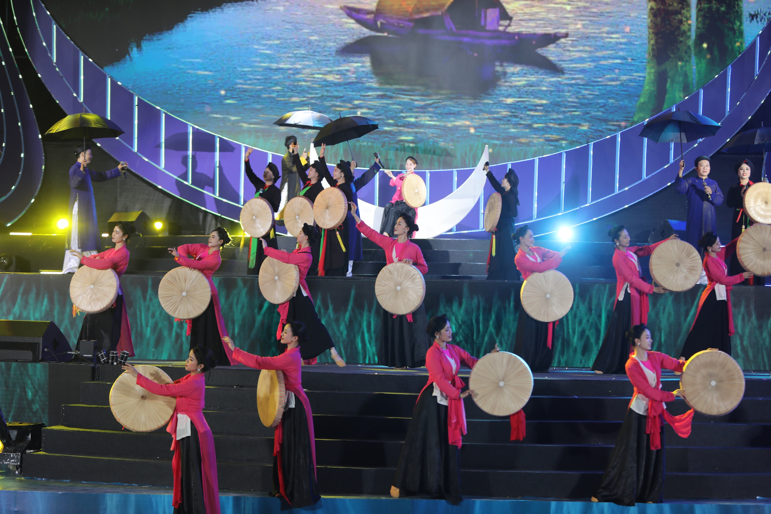 Lần đầu trình diễn drone, bắn pháo hoa chào mừng tỉnh Bắc Ninh mới- Ảnh 3. Lần đầu trình diễn drone, bắn pháo hoa chào mừng tỉnh Bắc Ninh mới- Ảnh 3.