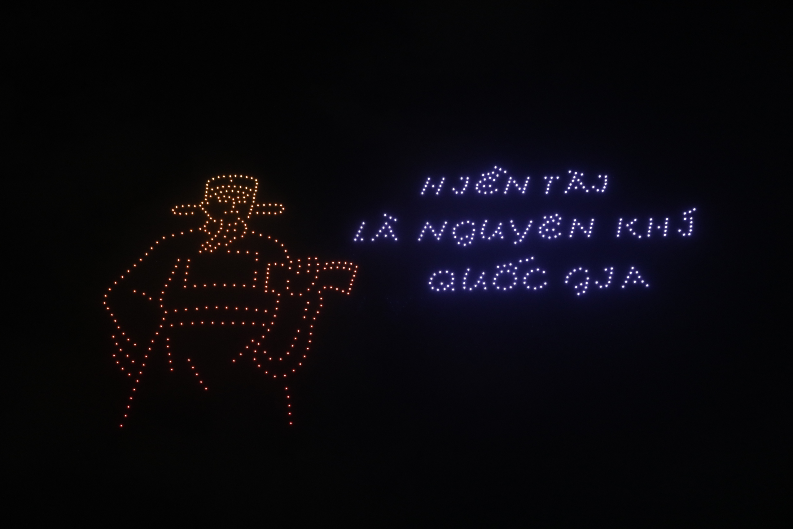 Lần đầu trình diễn drone, bắn pháo hoa chào mừng tỉnh Bắc Ninh mới- Ảnh 10. Lần đầu trình diễn drone, bắn pháo hoa chào mừng tỉnh Bắc Ninh mới- Ảnh 10.