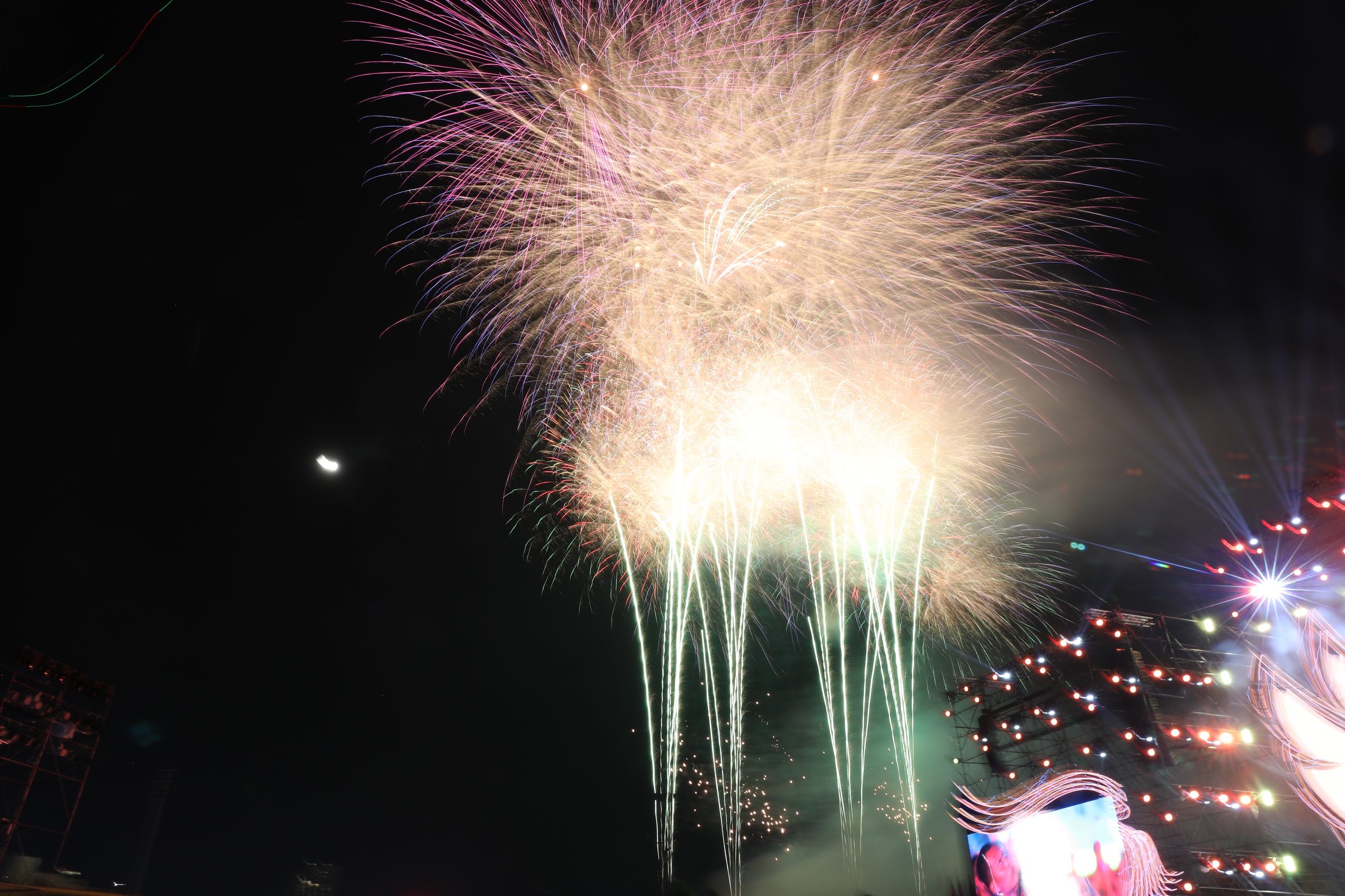 Lần đầu trình diễn drone, bắn pháo hoa chào mừng tỉnh Bắc Ninh mới- Ảnh 16. Lần đầu trình diễn drone, bắn pháo hoa chào mừng tỉnh Bắc Ninh mới- Ảnh 16.