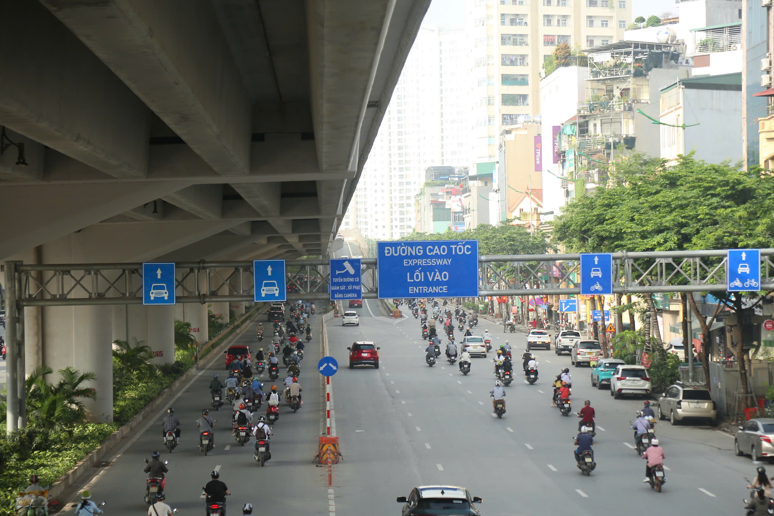 H&agrave; Nội: Đường Phạm Văn Đồng th&ocirc;ng tho&aacute;ng ng&agrave;y đầu ph&acirc;n l&agrave;n cứng- Ảnh 2.