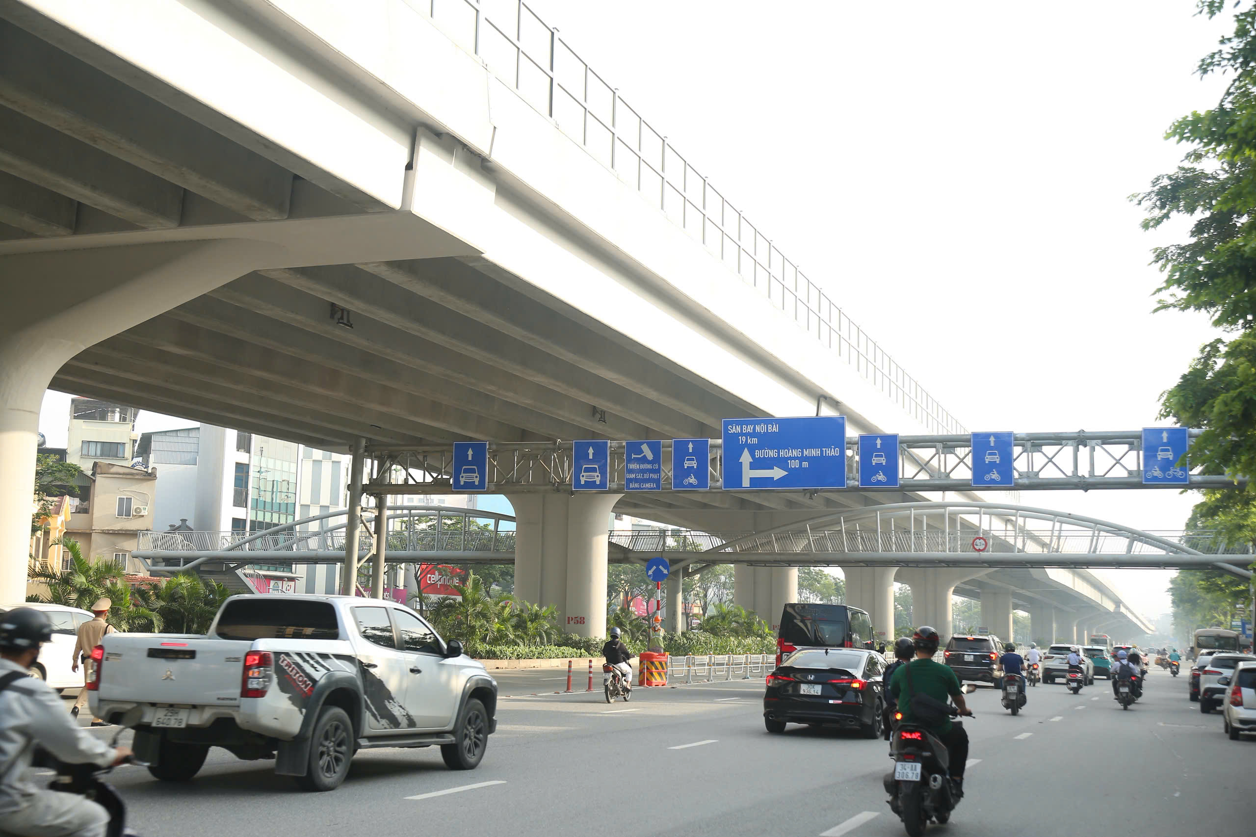 H&agrave; Nội: Đường Phạm Văn Đồng th&ocirc;ng tho&aacute;ng ng&agrave;y đầu ph&acirc;n l&agrave;n cứng- Ảnh 6.