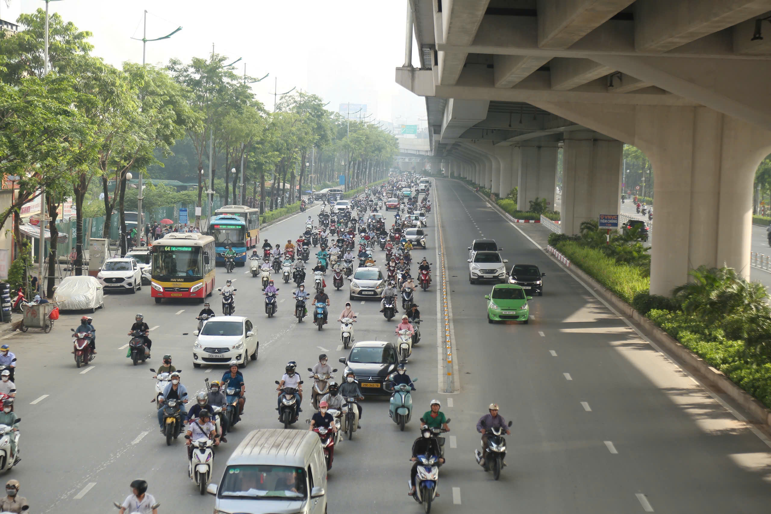 H&agrave; Nội: Đường Phạm Văn Đồng th&ocirc;ng tho&aacute;ng ng&agrave;y đầu ph&acirc;n l&agrave;n cứng- Ảnh 1.