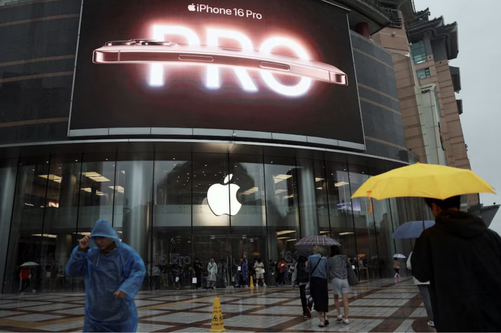 Doanh số b&aacute;n điện thoại thương hiệu nước ngo&agrave;i tại Trung Quốc giảm mạnh- Ảnh 1.