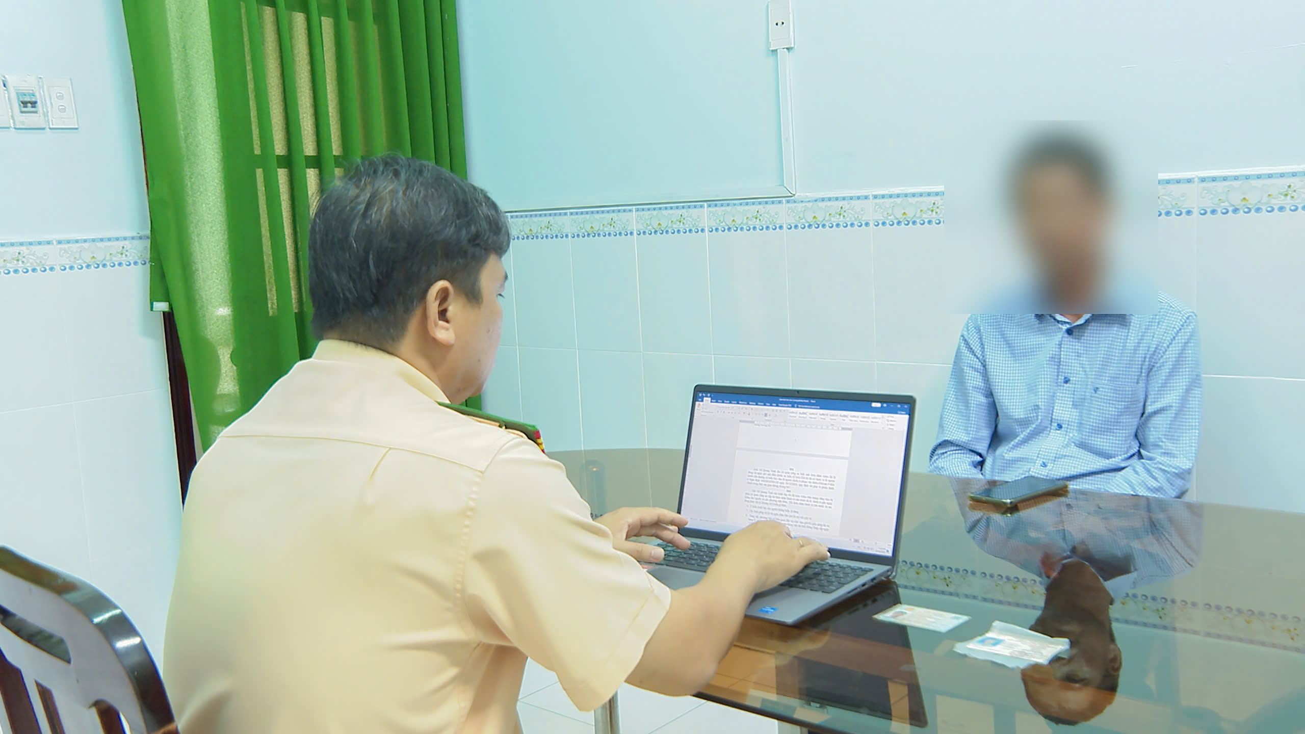 Đi ngược chiều tr&ecirc;n quốc lộ 1A, t&agrave;i xế xe tải bị phạt 19 triệu đồng- Ảnh 1.