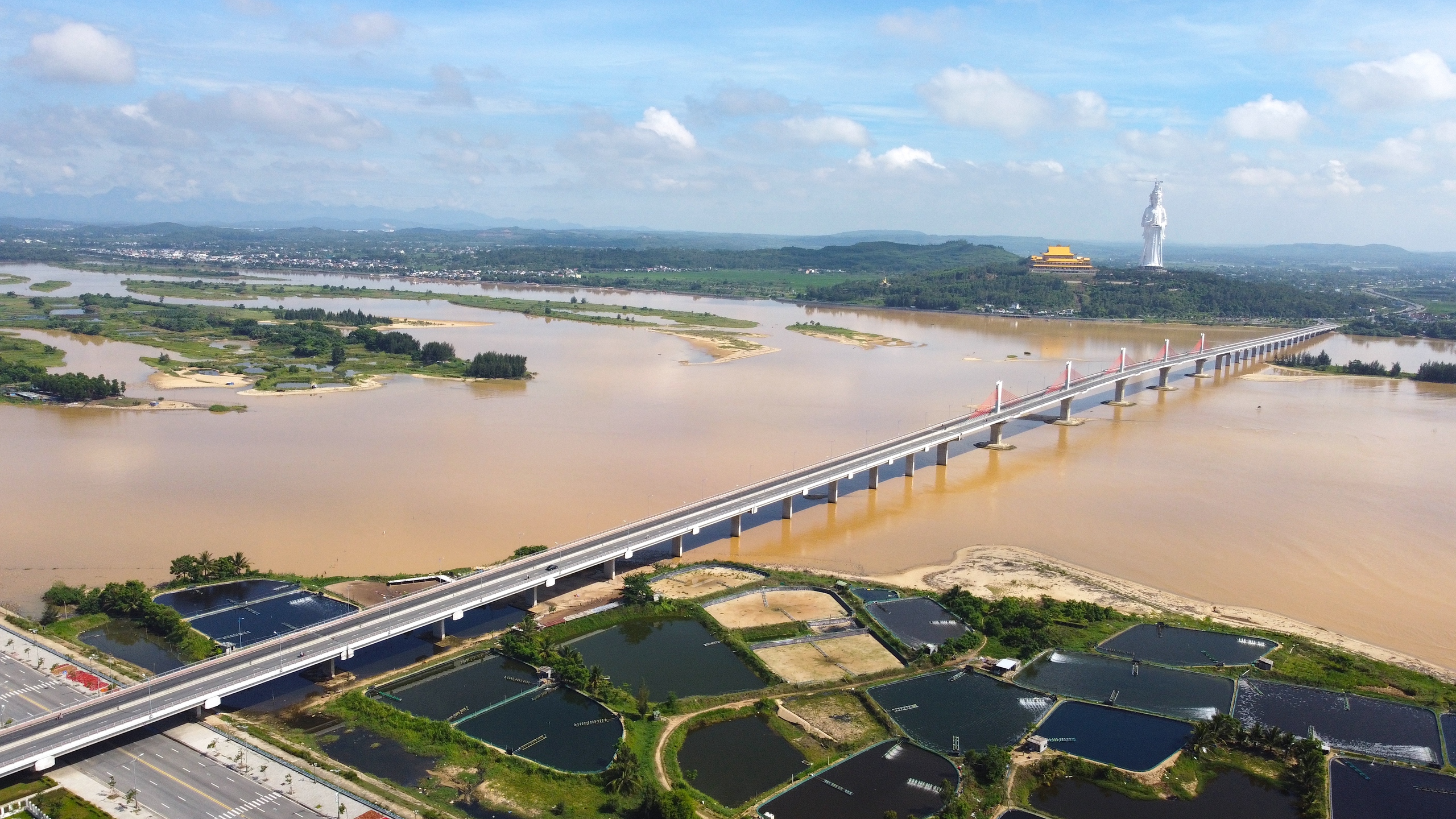 Ngắm hai cung đường đẹp ở Quảng Ng&atilde;i- Ảnh 16.