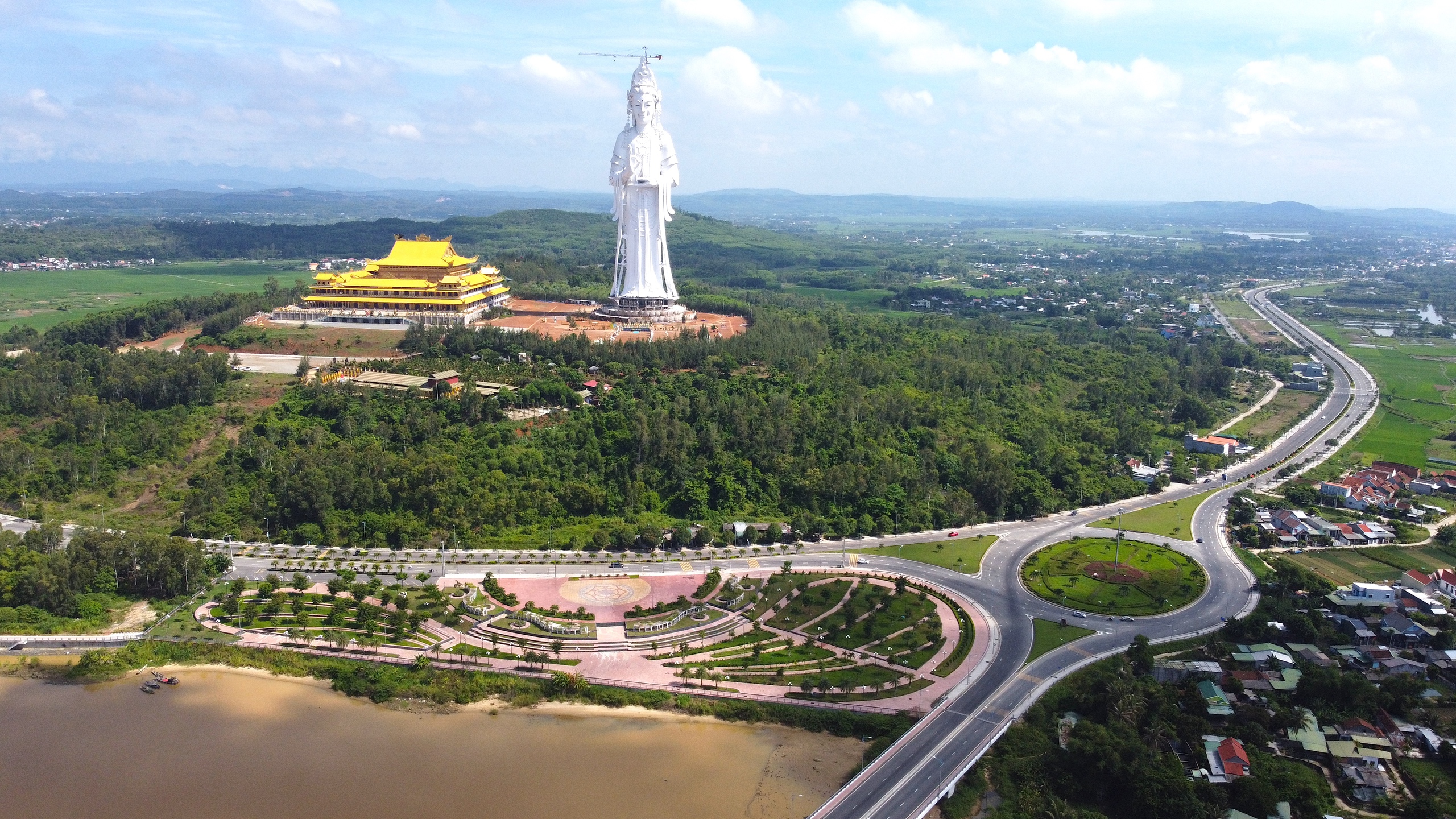 Ngắm hai cung đường đẹp ở Quảng Ng&atilde;i- Ảnh 3.