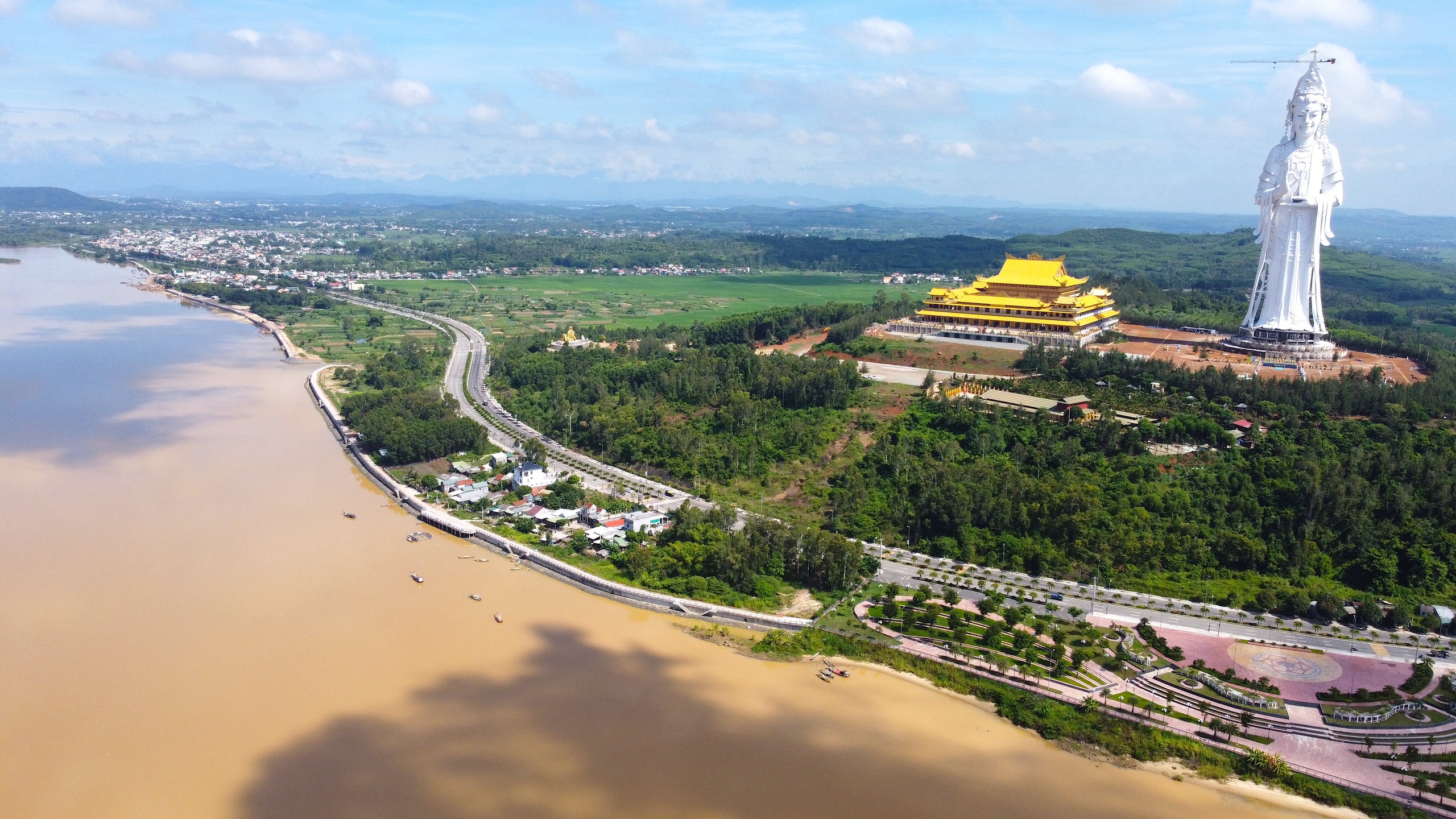 Ngắm hai cung đường đẹp ở Quảng Ng&atilde;i- Ảnh 4.