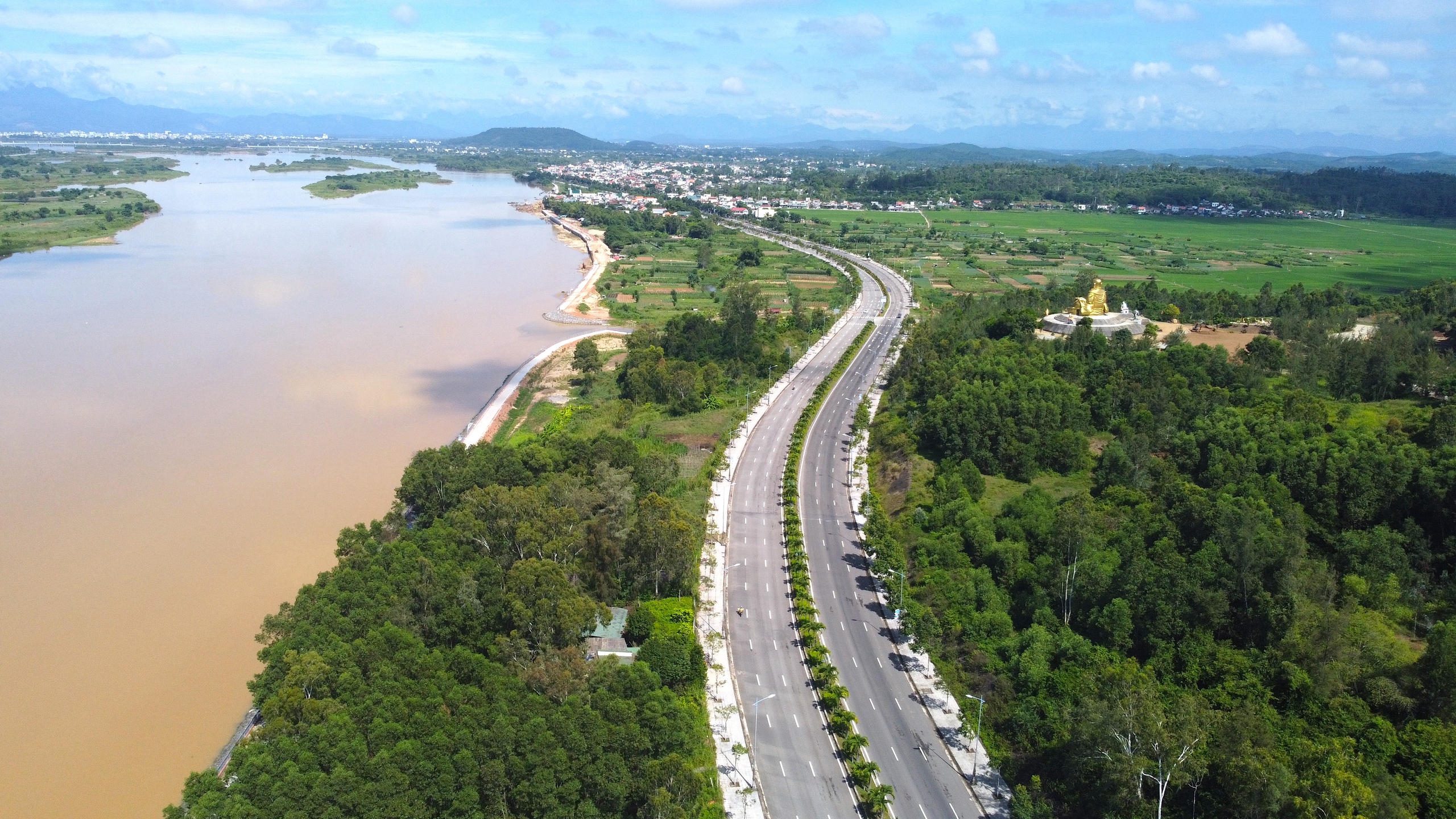 Ngắm hai cung đường đẹp ở Quảng Ng&atilde;i- Ảnh 20.