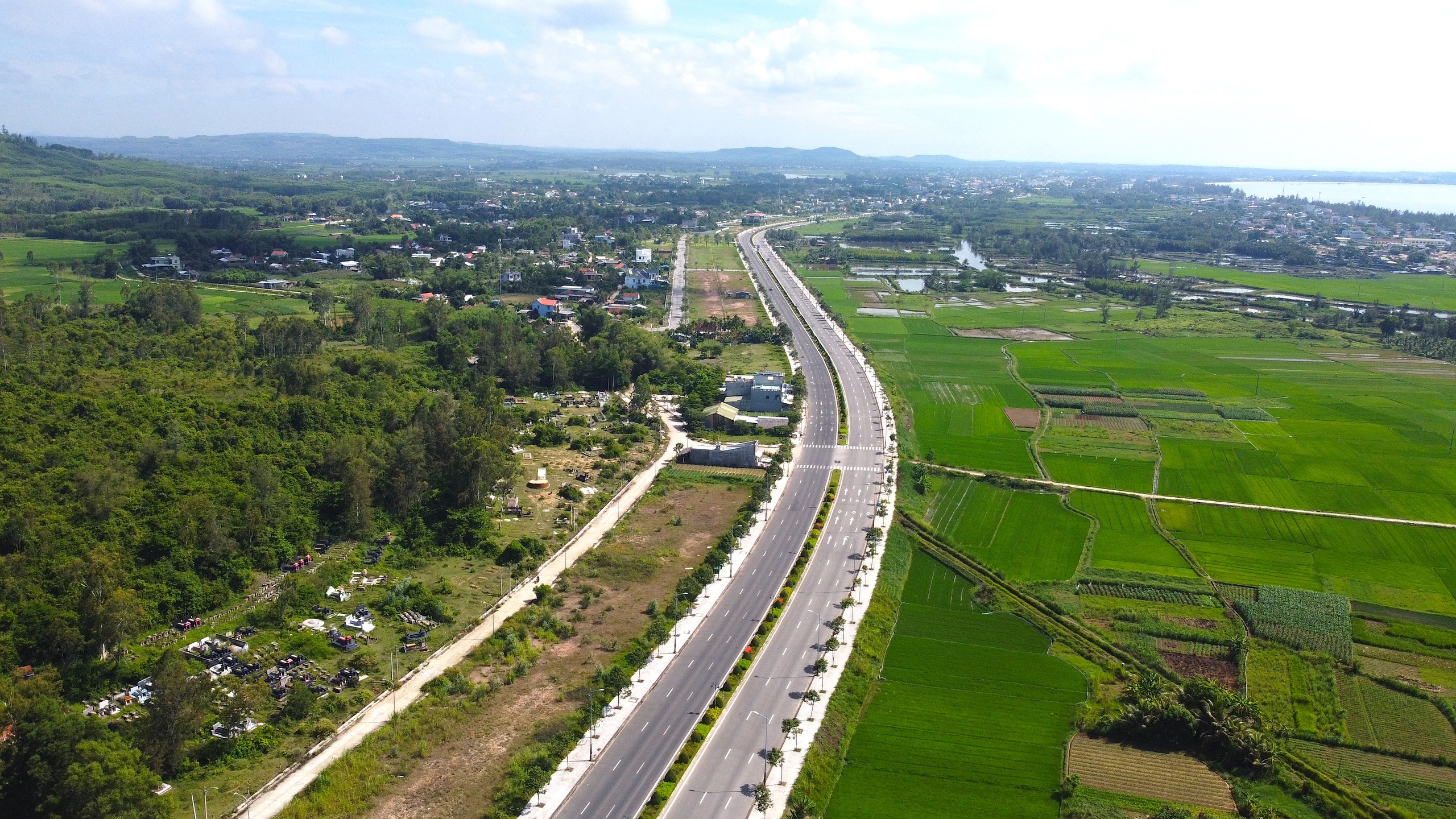 Ngắm hai cung đường đẹp ở Quảng Ng&atilde;i- Ảnh 18.