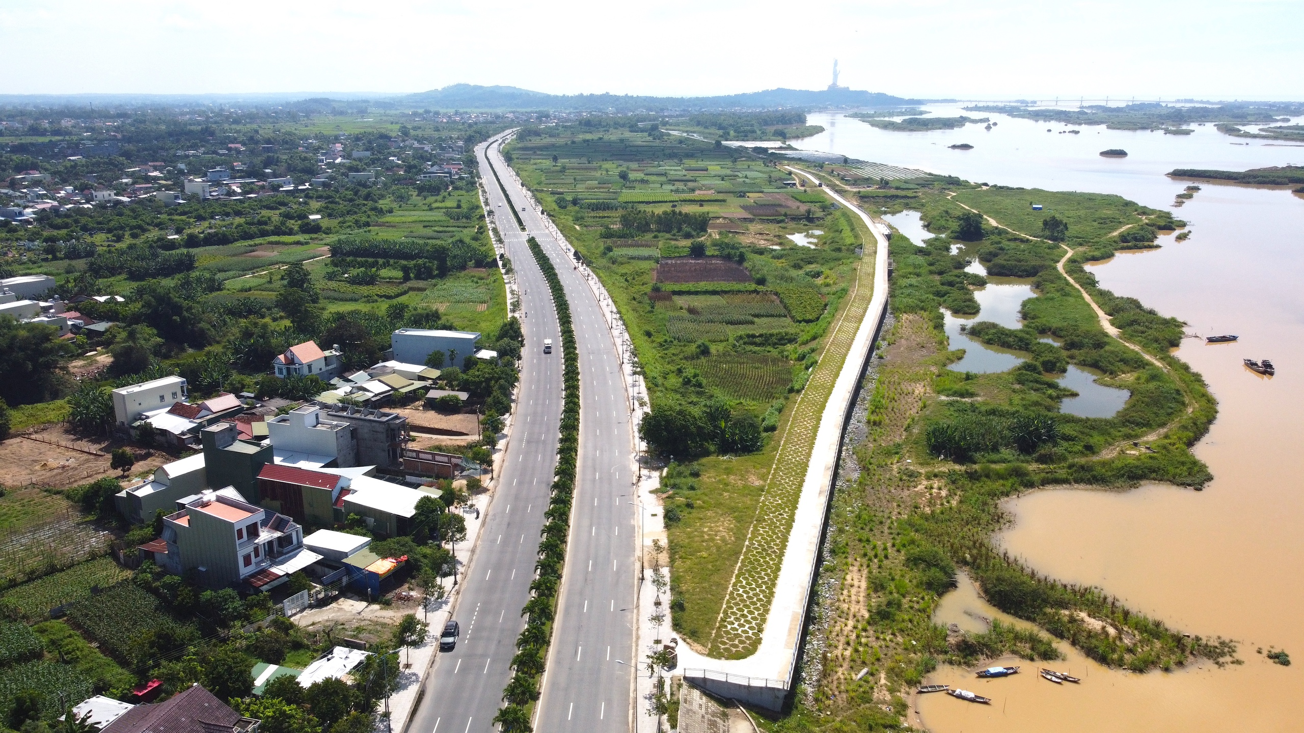 Ngắm hai cung đường đẹp ở Quảng Ng&atilde;i- Ảnh 17.