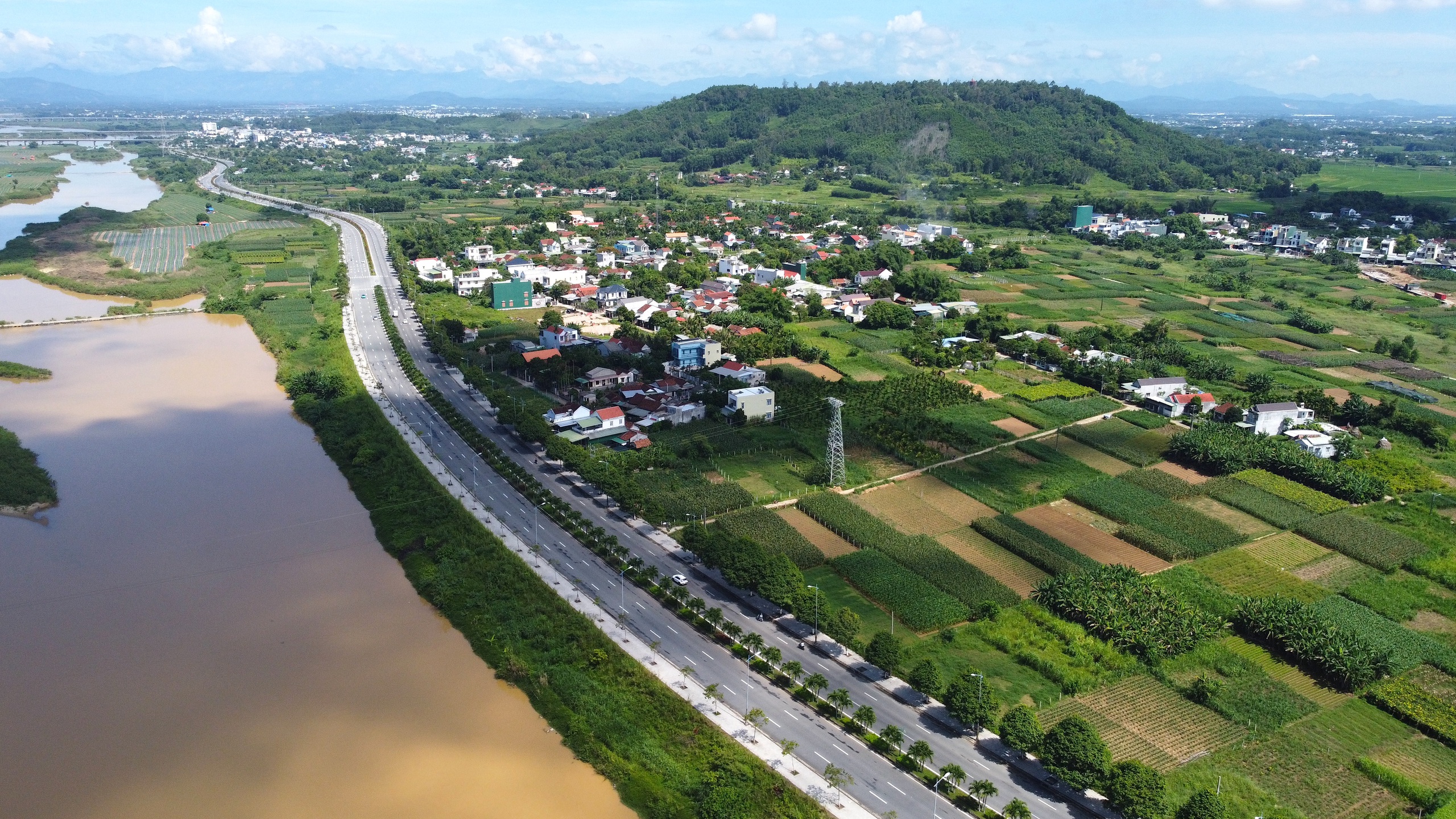 Ngắm hai cung đường đẹp ở Quảng Ng&atilde;i- Ảnh 1.