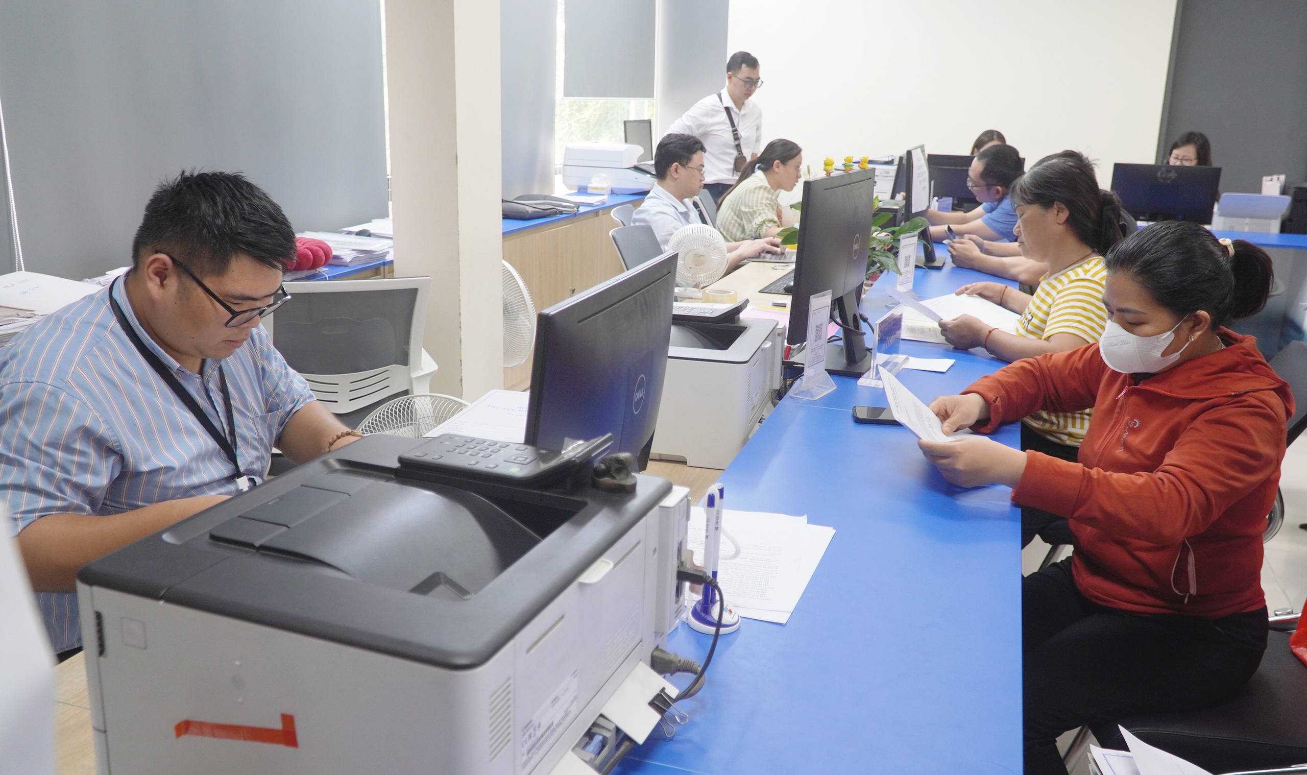 H&agrave; Nội: Nhiều người l&agrave;m thủ tục đất đai, x&acirc;y dựng tuần đầu s&aacute;p nhập- Ảnh 3.