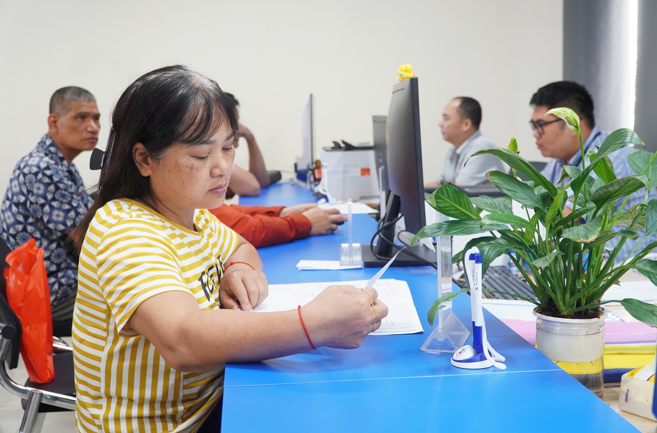 H&agrave; Nội: Nhiều người l&agrave;m thủ tục đất đai, x&acirc;y dựng tuần đầu s&aacute;p nhập- Ảnh 2.