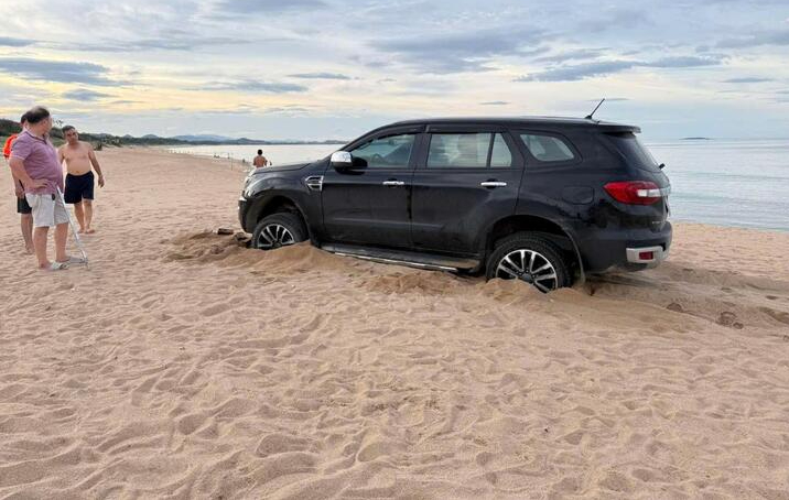 L&aacute;i &ocirc; t&ocirc; xuống b&atilde;i biển, người đ&agrave;n &ocirc;ng bị phạt 5 triệu đồng- Ảnh 1.