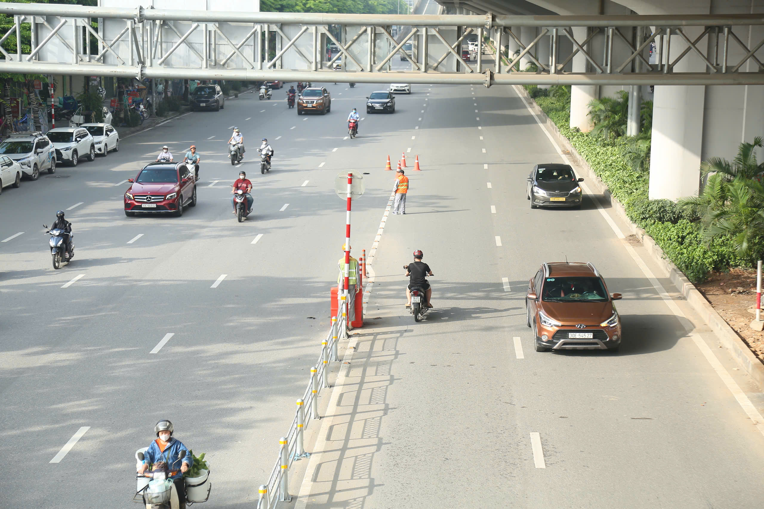 H&agrave; Nội: Đường Phạm Văn Đồng th&ocirc;ng tho&aacute;ng ng&agrave;y đầu ph&acirc;n l&agrave;n cứng- Ảnh 4.