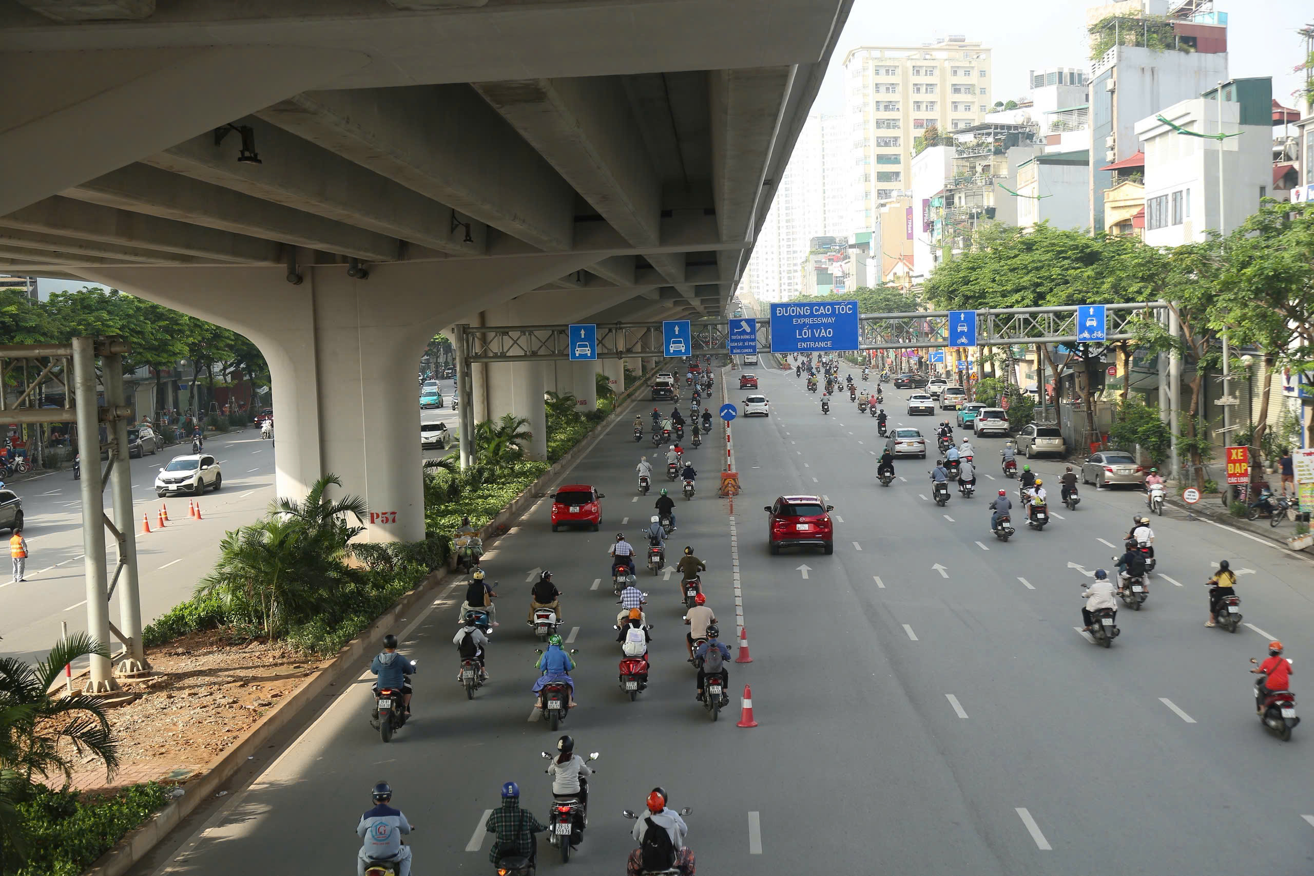 H&agrave; Nội: Đường Phạm Văn Đồng th&ocirc;ng tho&aacute;ng ng&agrave;y đầu ph&acirc;n l&agrave;n cứng- Ảnh 10.