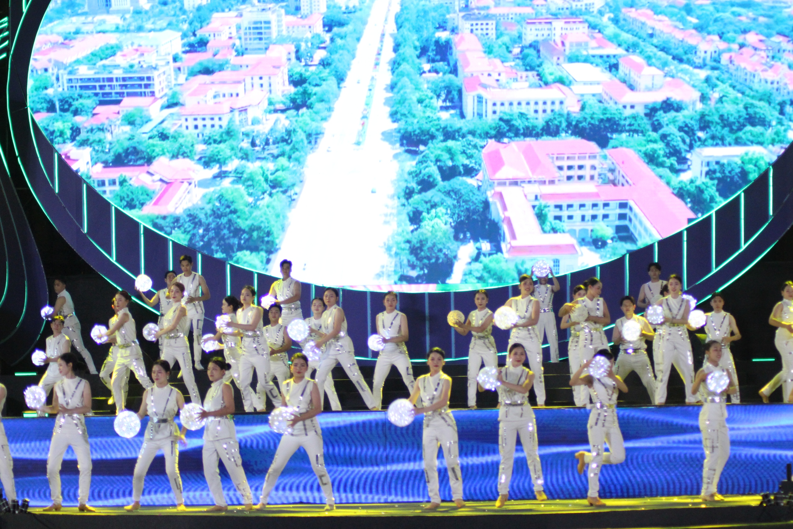 Lần đầu trình diễn drone, bắn pháo hoa chào mừng tỉnh Bắc Ninh mới- Ảnh 2. Lần đầu trình diễn drone, bắn pháo hoa chào mừng tỉnh Bắc Ninh mới- Ảnh 2.