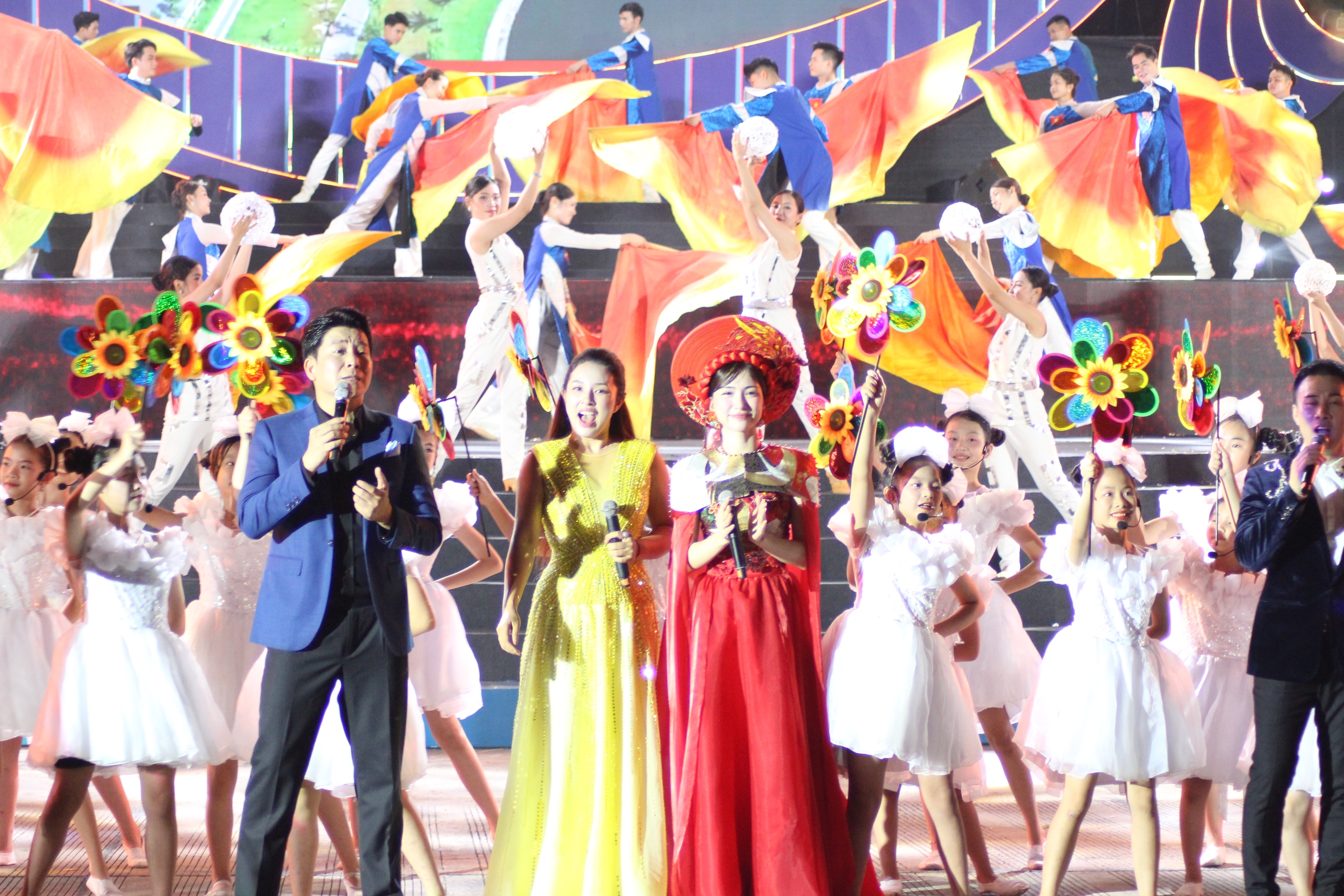 Lần đầu trình diễn drone, bắn pháo hoa chào mừng tỉnh Bắc Ninh mới- Ảnh 5. Lần đầu trình diễn drone, bắn pháo hoa chào mừng tỉnh Bắc Ninh mới- Ảnh 5.