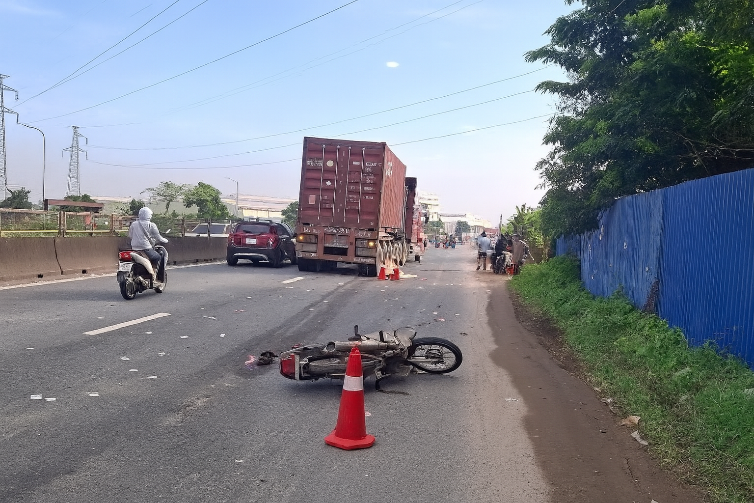 Mô tô va chạm xe đầu kéo, một người tử vong tại chỗ- Ảnh 1. Mô tô va chạm xe đầu kéo, một người tử vong tại chỗ- Ảnh 1.