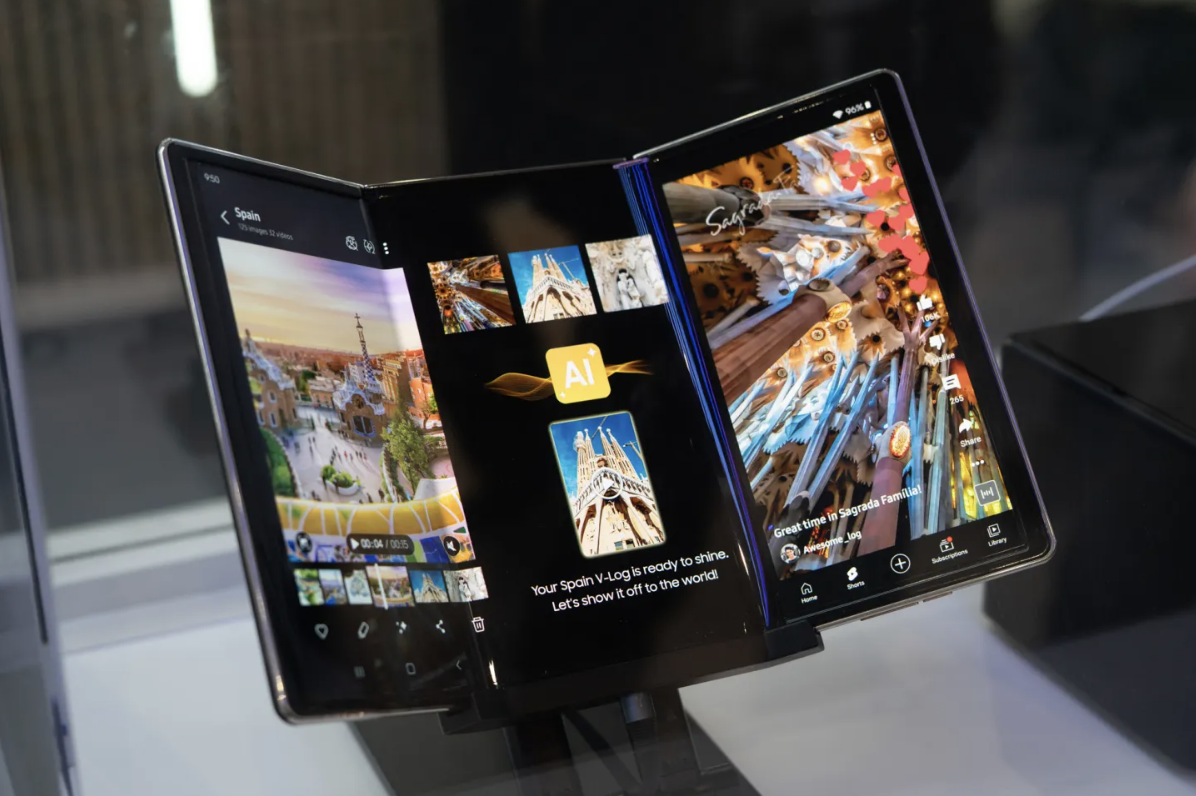 Thiết kế điện thoại gập ba của Samsung lộ diện sớm hơn dự kiến?- Ảnh 1.