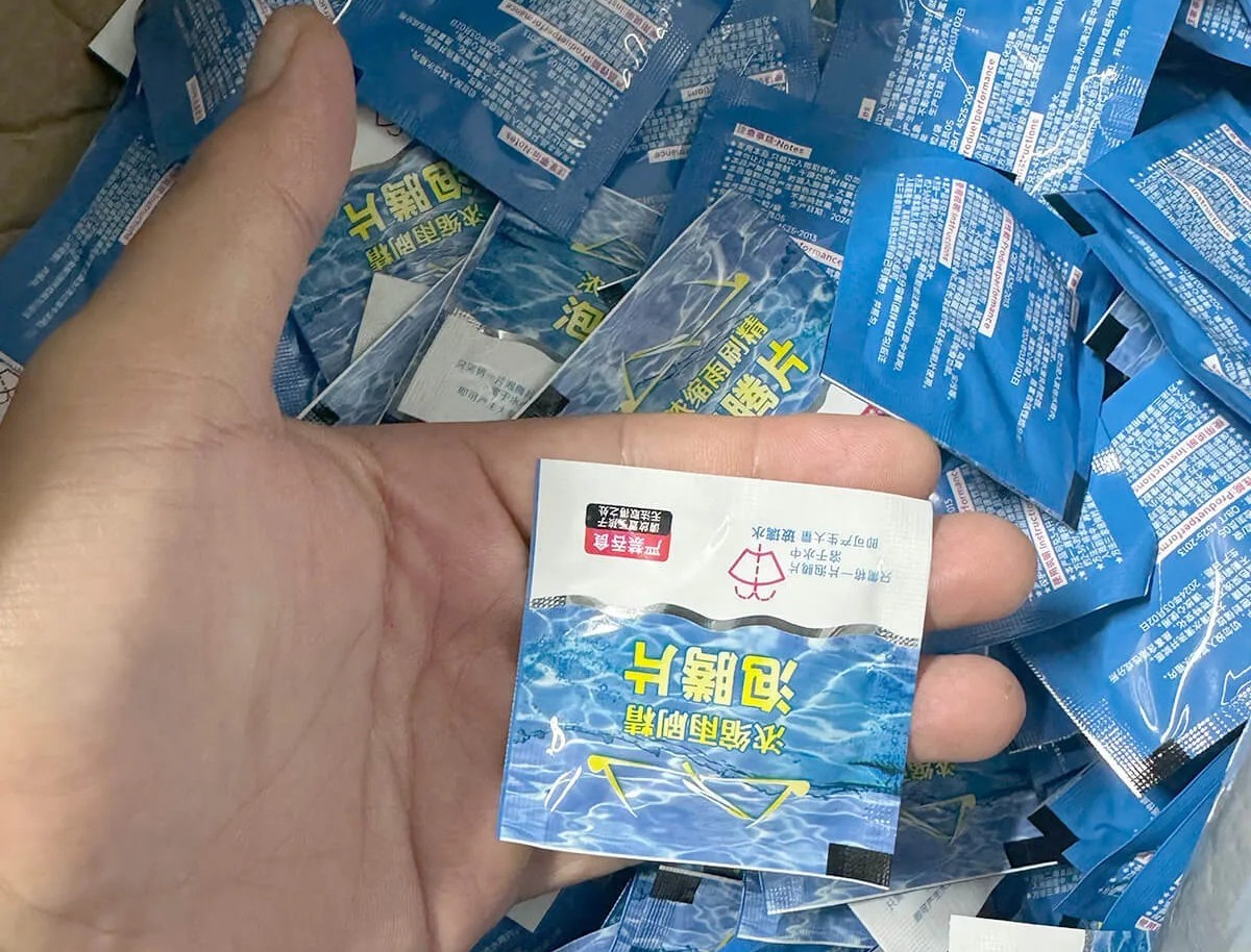 Thị trường vi&ecirc;n sủi rửa k&iacute;nh &ocirc; t&ocirc; "v&agrave;ng thau lẫn lộn"- Ảnh 1.