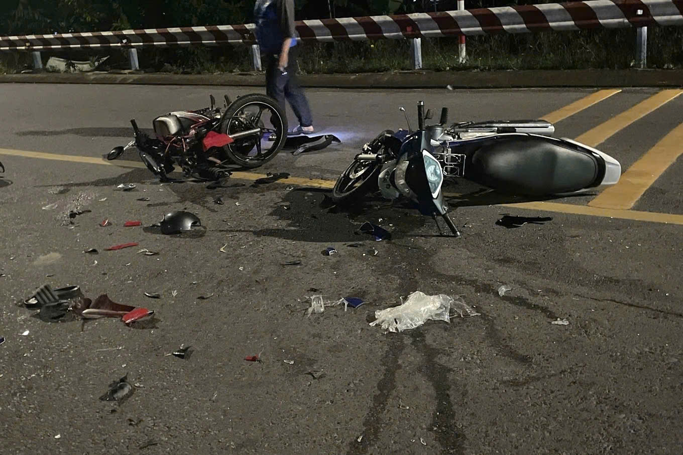 Xe máy tông nhau, 2 người tử vong, 1 người nguy kịch- Ảnh 1. Xe máy tông nhau, 2 người tử vong, 1 người nguy kịch- Ảnh 1.