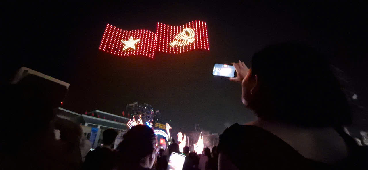 Lần đầu trình diễn drone, bắn pháo hoa chào mừng tỉnh Bắc Ninh mới- Ảnh 12. Lần đầu trình diễn drone, bắn pháo hoa chào mừng tỉnh Bắc Ninh mới- Ảnh 12.