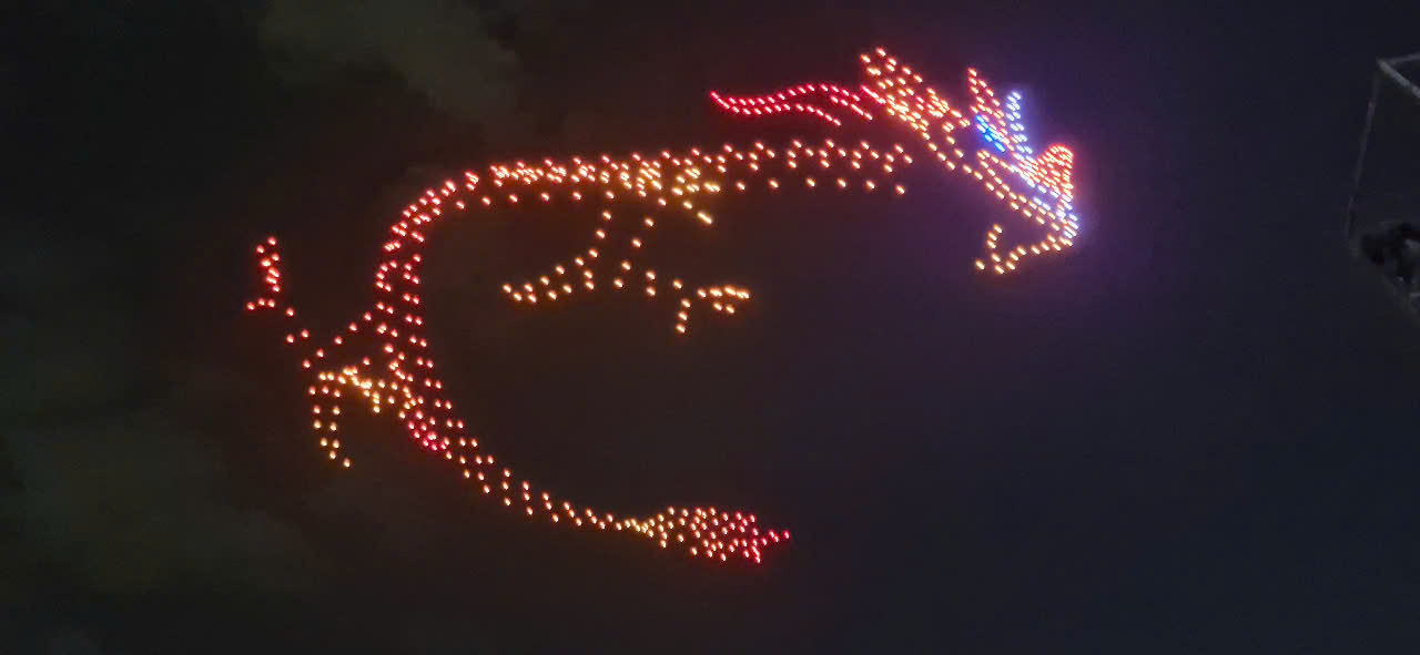 Lần đầu trình diễn drone, bắn pháo hoa chào mừng tỉnh Bắc Ninh mới- Ảnh 13. Lần đầu trình diễn drone, bắn pháo hoa chào mừng tỉnh Bắc Ninh mới- Ảnh 13.