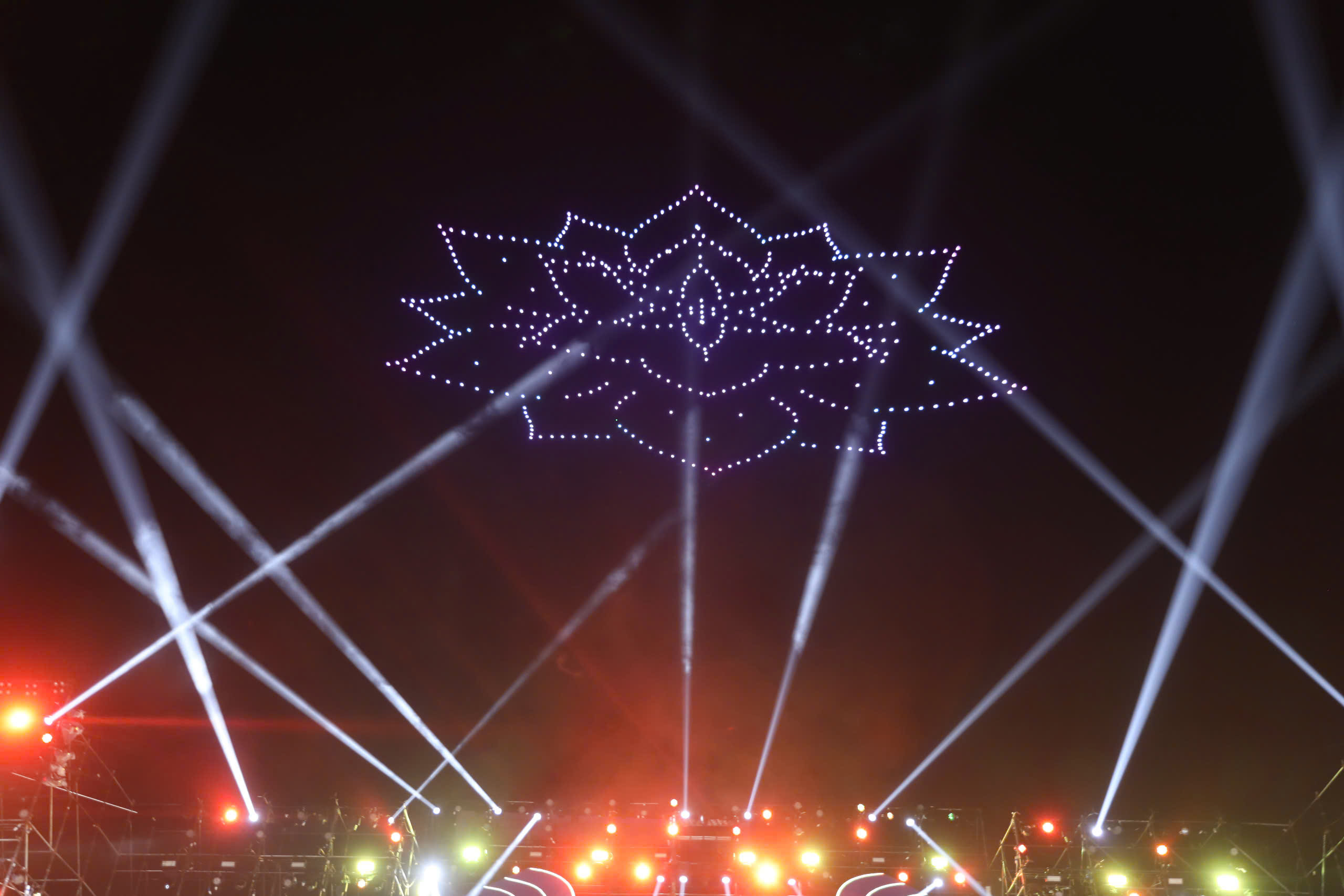 Lần đầu trình diễn drone, bắn pháo hoa chào mừng tỉnh Bắc Ninh mới- Ảnh 9. Lần đầu trình diễn drone, bắn pháo hoa chào mừng tỉnh Bắc Ninh mới- Ảnh 9.