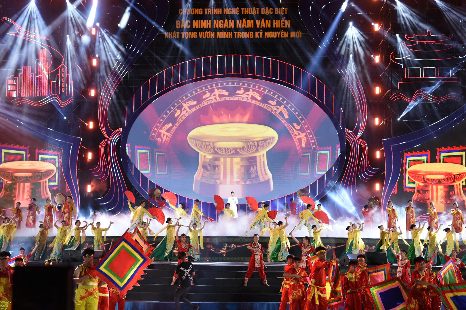 Lần đầu trình diễn drone, bắn pháo hoa chào mừng tỉnh Bắc Ninh mới- Ảnh 8. Lần đầu trình diễn drone, bắn pháo hoa chào mừng tỉnh Bắc Ninh mới- Ảnh 8.