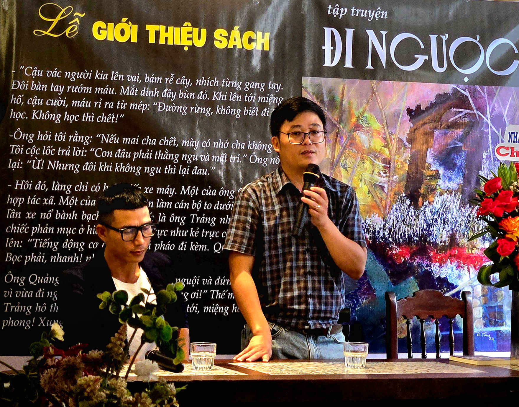 "Đi ngược" - những l&aacute;t cắt đời sống qua trang viết của một nh&agrave; b&aacute;o- Ảnh 1.