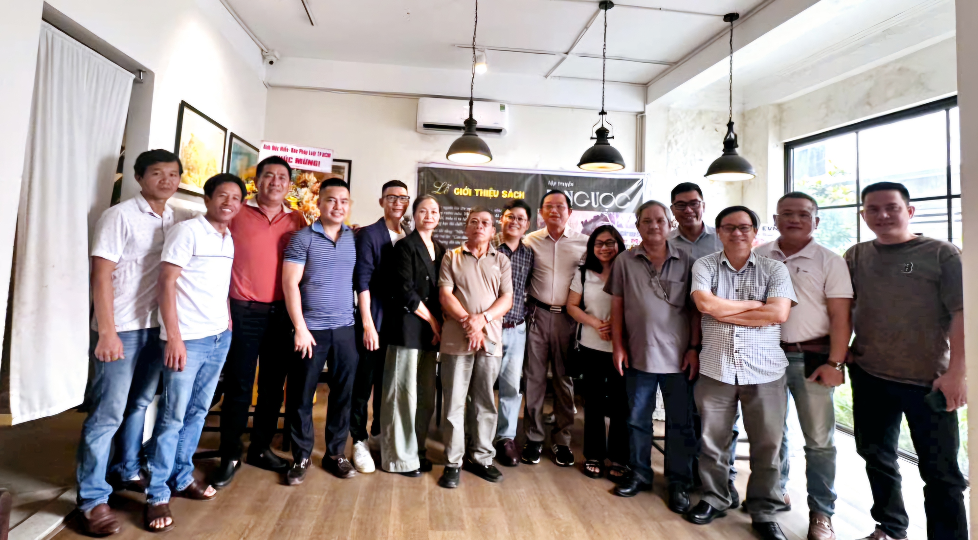 "Đi ngược" - những l&aacute;t cắt đời sống qua trang viết của một nh&agrave; b&aacute;o- Ảnh 3.