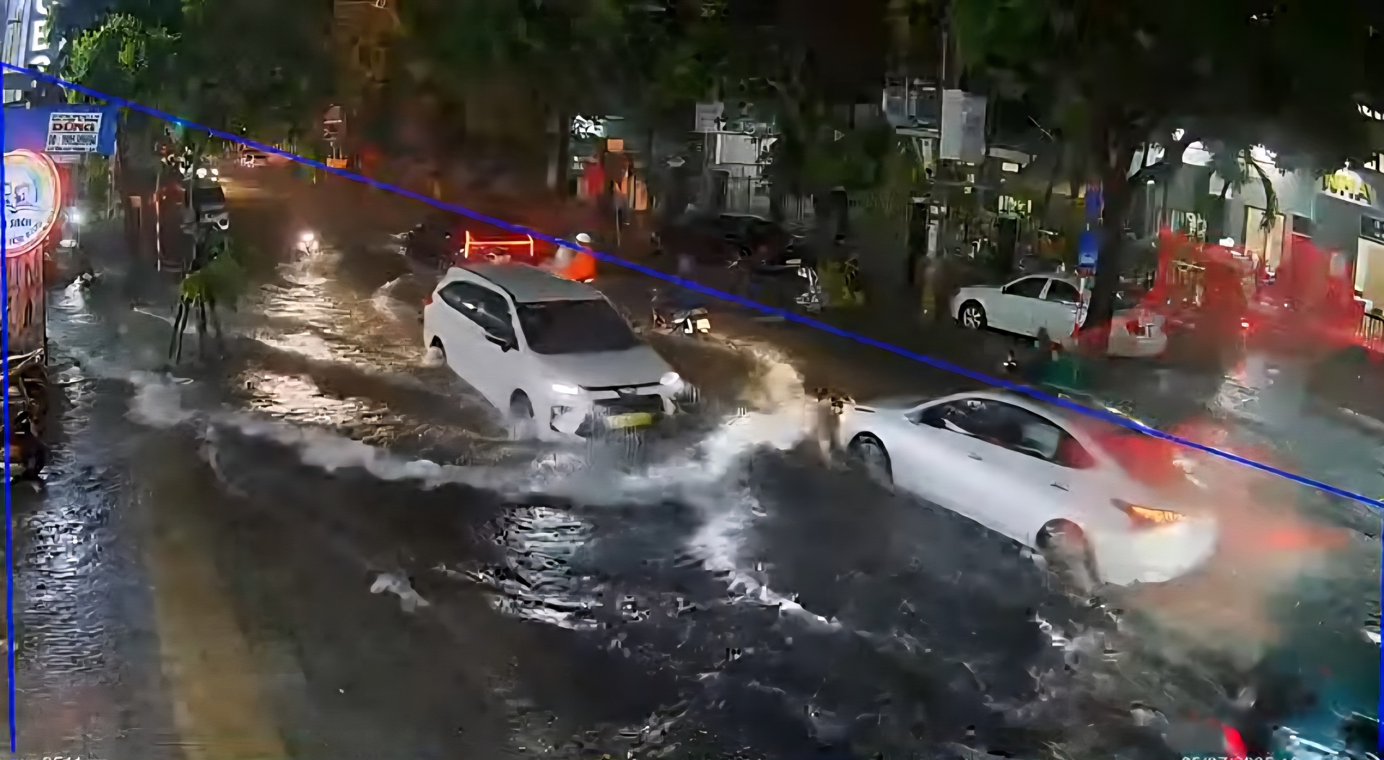 Đường phố Đ&agrave; Nẵng ngập s&acirc;u sau mưa lớn, người d&acirc;n b&igrave; b&otilde;m đẩy xe về nh&agrave;- Ảnh 6.