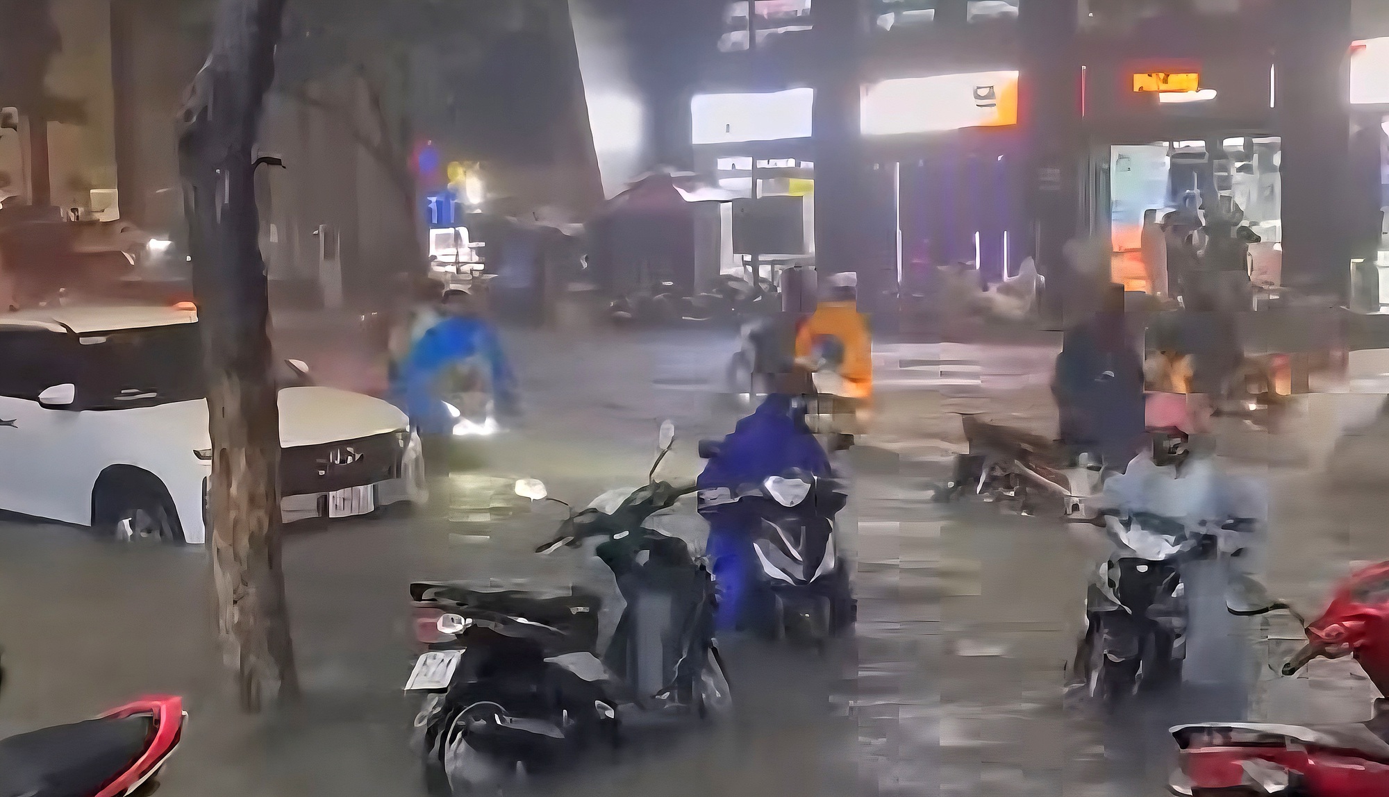 Đường phố Đ&agrave; Nẵng ngập s&acirc;u sau mưa lớn, người d&acirc;n b&igrave; b&otilde;m đẩy xe về nh&agrave;- Ảnh 2.