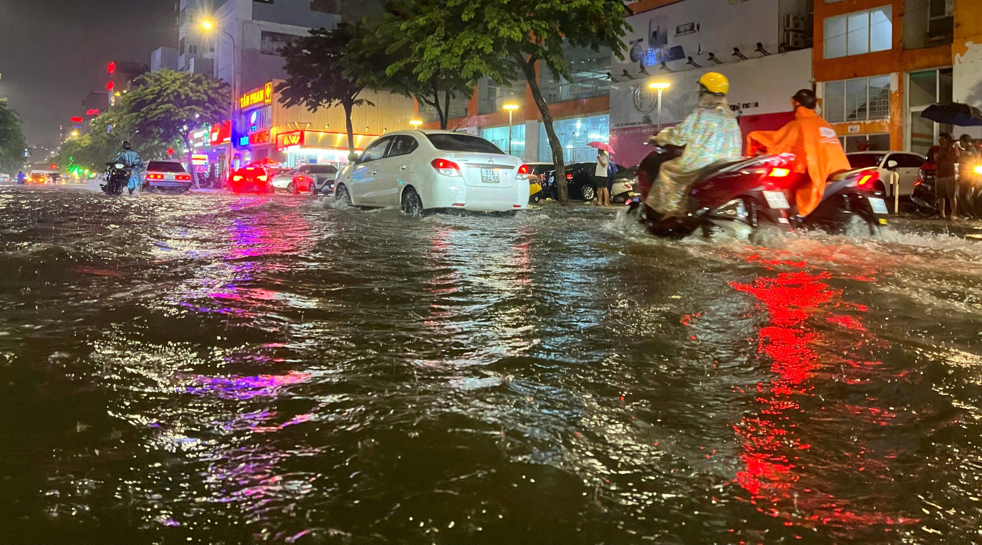 Đường phố Đ&agrave; Nẵng ngập s&acirc;u sau mưa lớn, người d&acirc;n b&igrave; b&otilde;m đẩy xe về nh&agrave;- Ảnh 1.