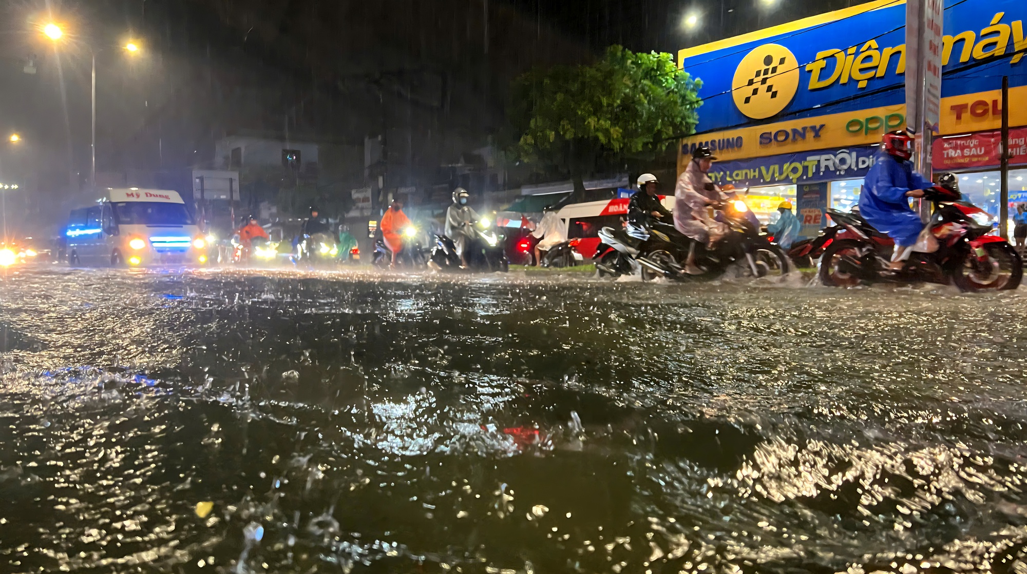 Đường phố Đ&agrave; Nẵng ngập s&acirc;u sau mưa lớn, người d&acirc;n b&igrave; b&otilde;m đẩy xe về nh&agrave;- Ảnh 8.