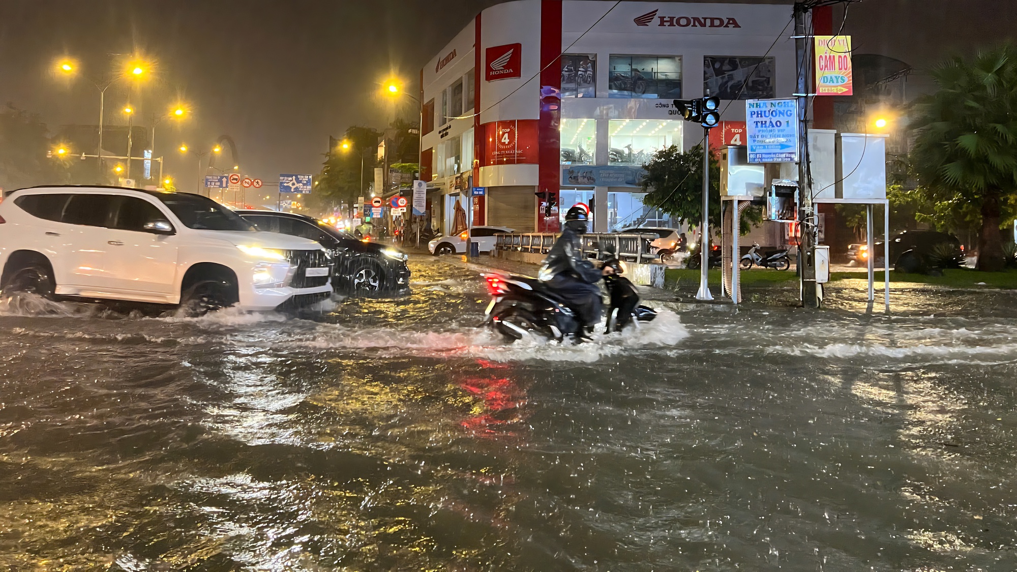 Đường phố Đ&agrave; Nẵng ngập s&acirc;u sau mưa lớn, người d&acirc;n b&igrave; b&otilde;m đẩy xe về nh&agrave;- Ảnh 7.