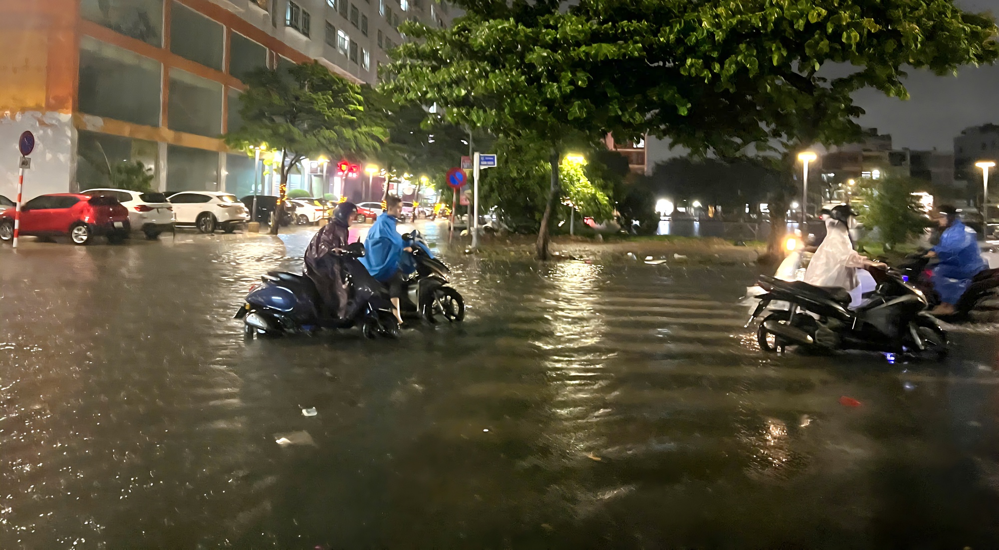 Đường phố Đ&agrave; Nẵng ngập s&acirc;u sau mưa lớn, người d&acirc;n b&igrave; b&otilde;m đẩy xe về nh&agrave;- Ảnh 11.