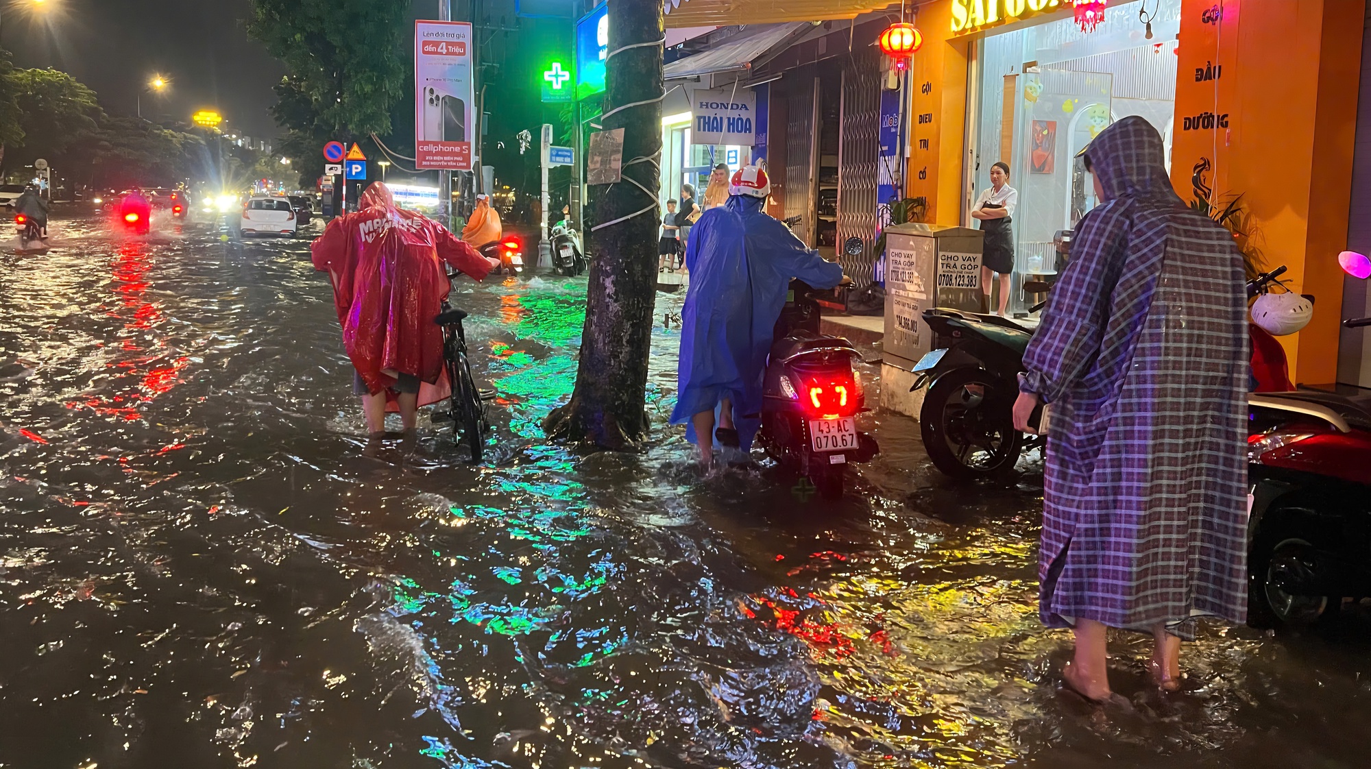 Đường phố Đ&agrave; Nẵng ngập s&acirc;u sau mưa lớn, người d&acirc;n b&igrave; b&otilde;m đẩy xe về nh&agrave;- Ảnh 9.