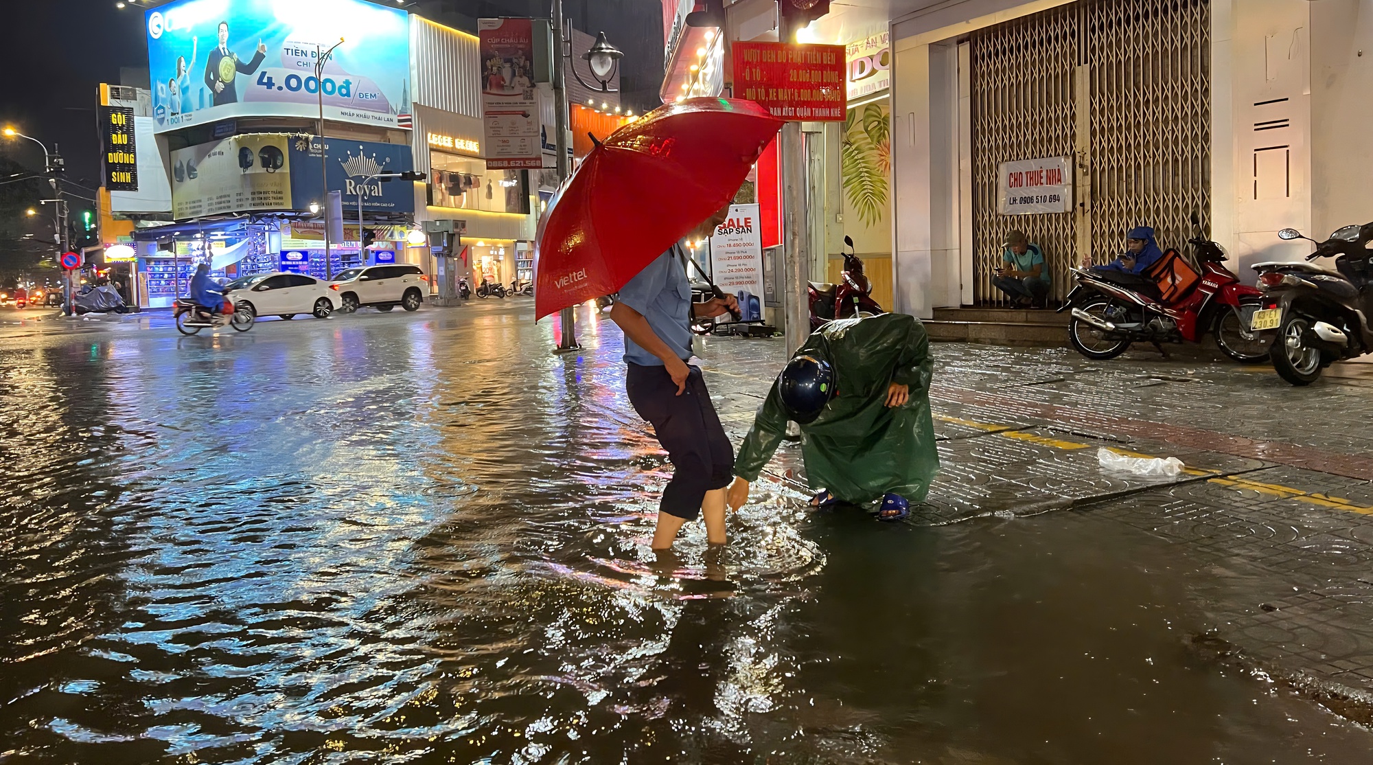 Đường phố Đ&agrave; Nẵng ngập s&acirc;u sau mưa lớn, người d&acirc;n b&igrave; b&otilde;m đẩy xe về nh&agrave;- Ảnh 12.