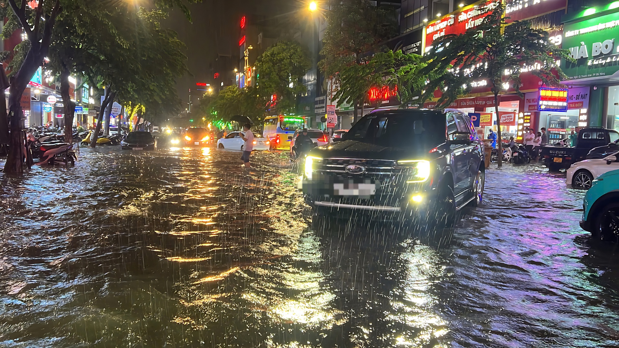 Đường phố Đ&agrave; Nẵng ngập s&acirc;u sau mưa lớn, người d&acirc;n b&igrave; b&otilde;m đẩy xe về nh&agrave;- Ảnh 13.