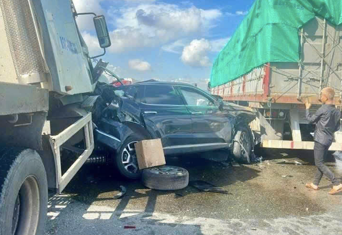 Bốn ô tô đâm liên hoàn, cao tốc Mai Sơn - QL45 tắc dài- Ảnh 2. Bốn ô tô đâm liên hoàn, cao tốc Mai Sơn - QL45 tắc dài- Ảnh 2.