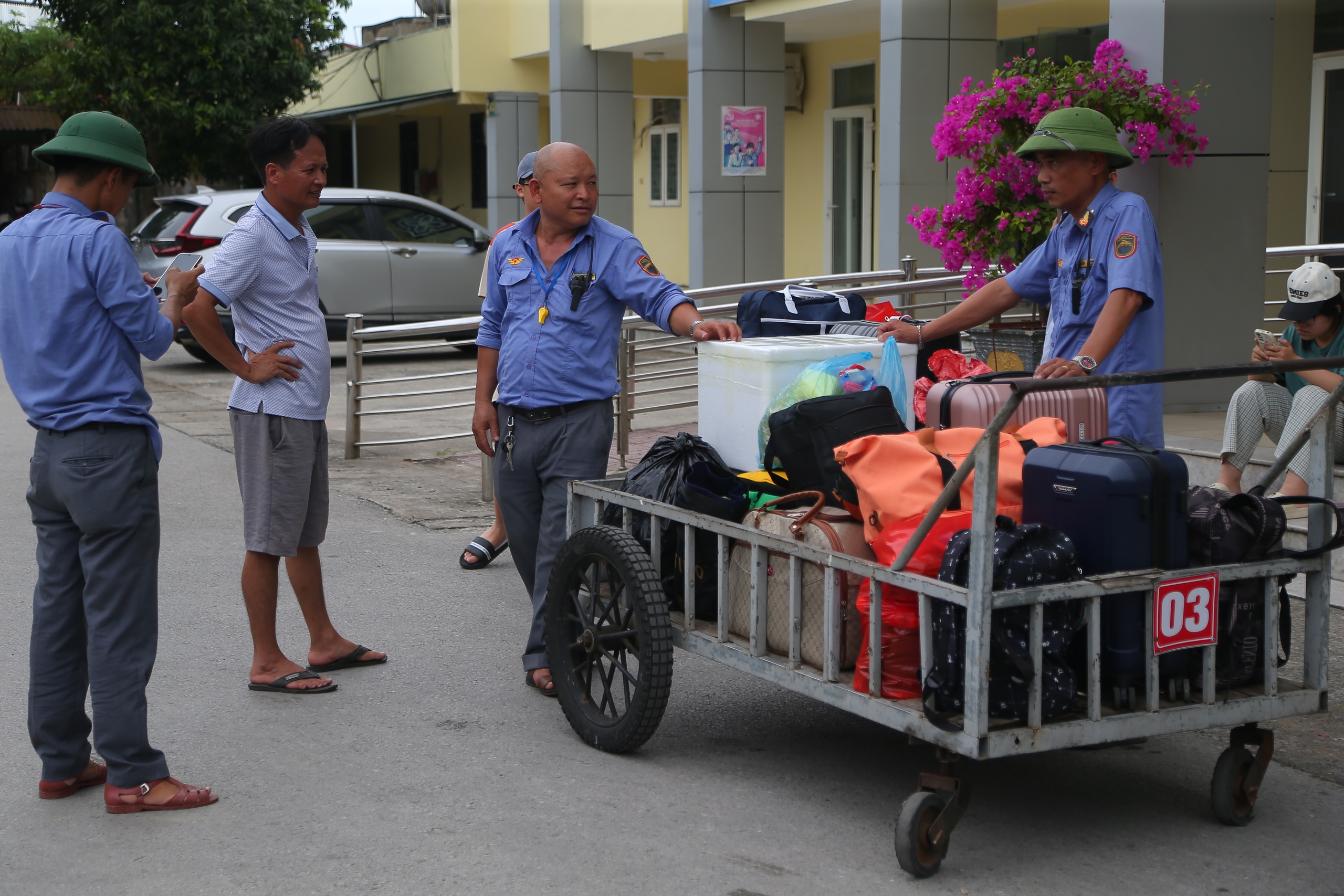 S&acirc;n bay Vinh tạm đ&oacute;ng cửa, kh&aacute;ch chuyển sang đi t&agrave;u, đường sắt nối th&ecirc;m toa phục vụ- Ảnh 3.